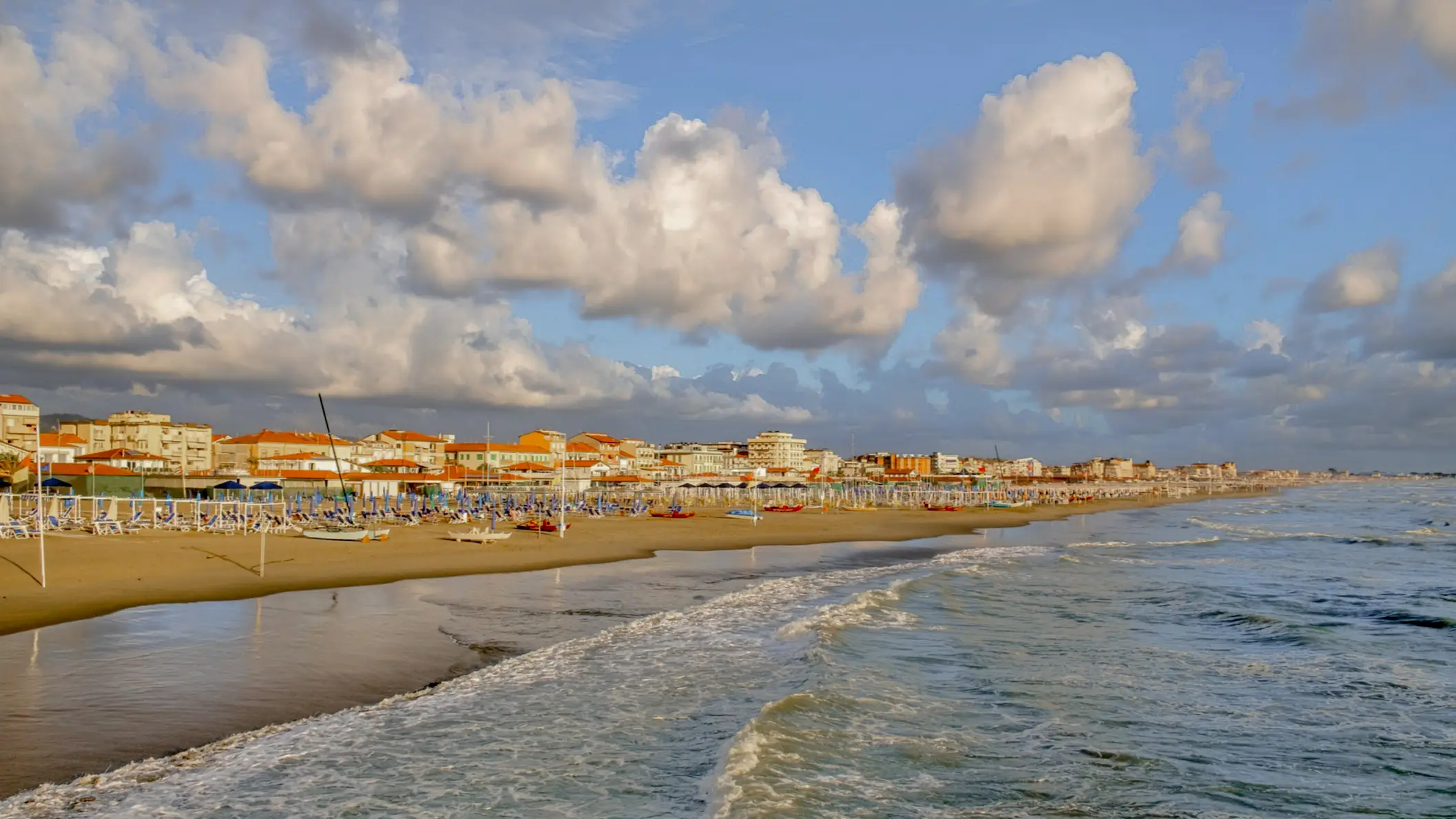 Italien, Toskana, Lido di Camaiore Strand von Lido di Camaiore mit Blick auf das Ligurische Meer, Toskana, Italien bei schönen Wolken am Himmel.