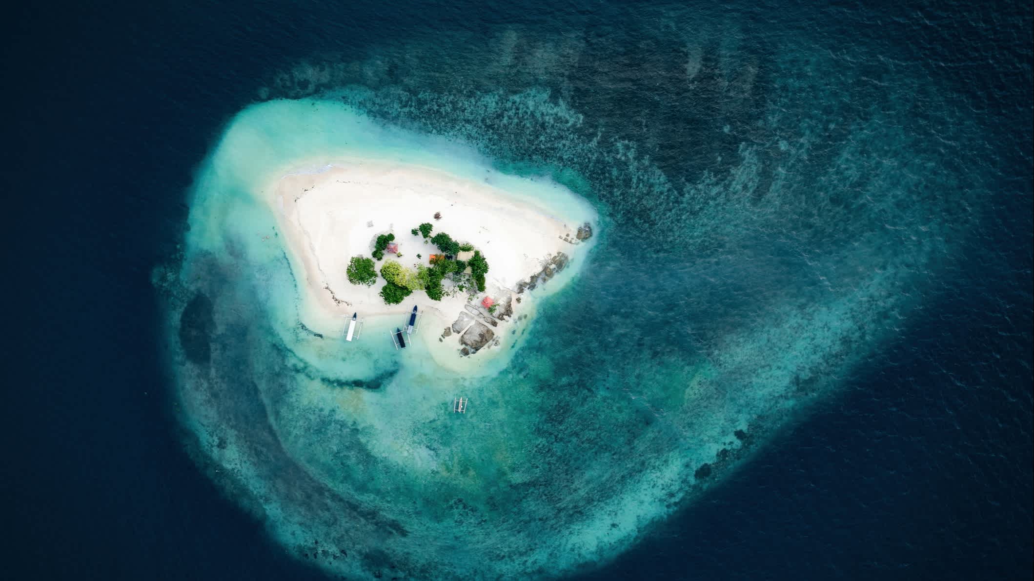 Vue aérienne de l'île de Gili Kedis, sud de Lombok, Indonésie.

