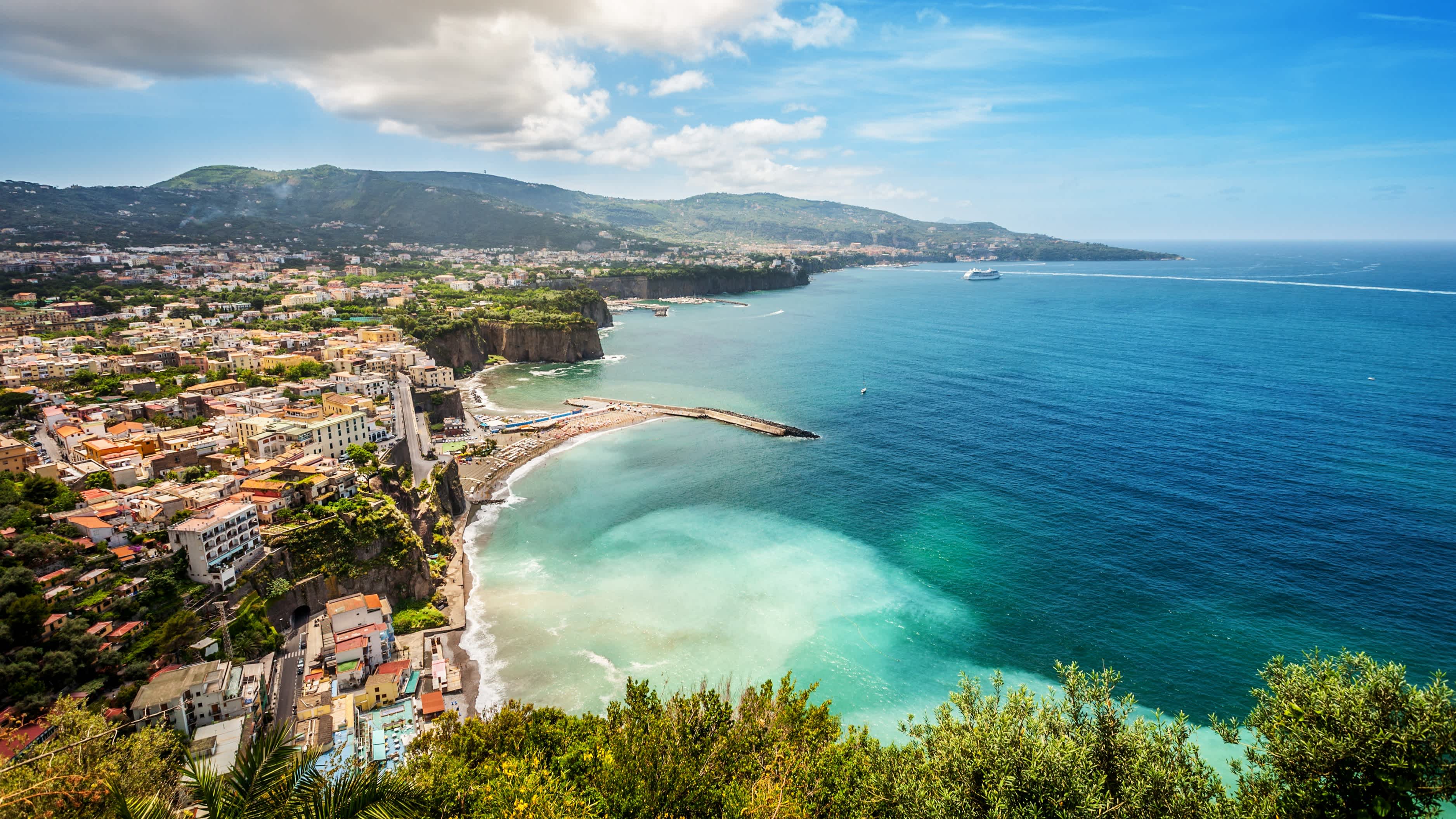 Vue sur le littoral de Marina Piccola au large de Sorrente, avec vue sur le port et les collines en arrière-plan, sur la côte Amalfitaine, en Italie.