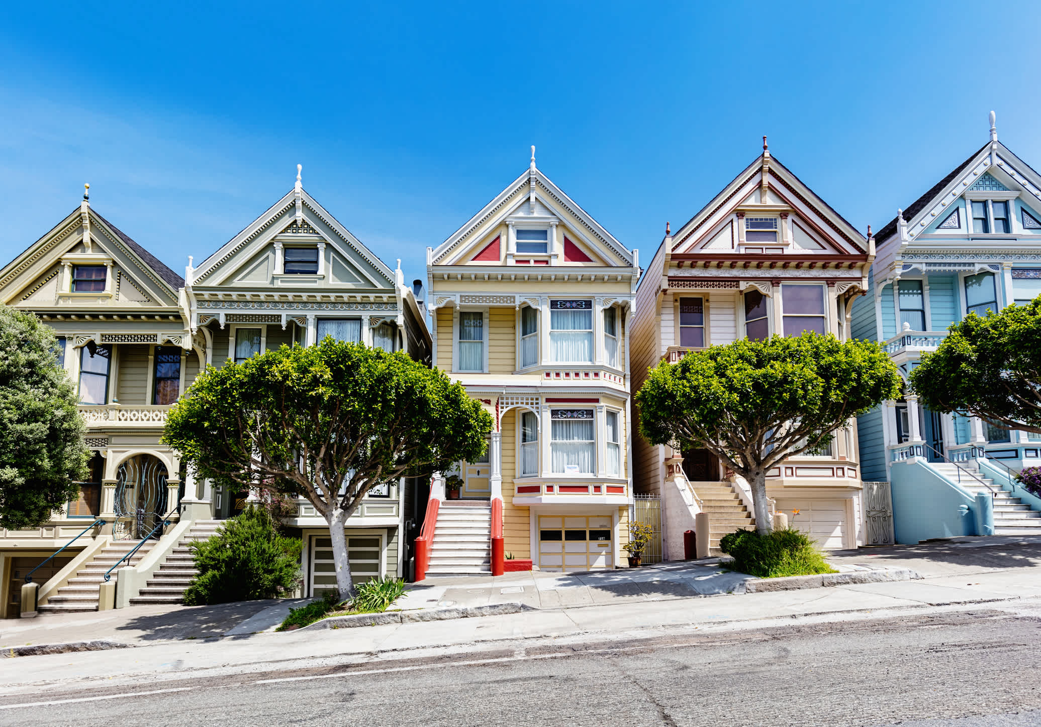 Bunte Häuser im typischen Stil der 60er in San Francisco, USA.