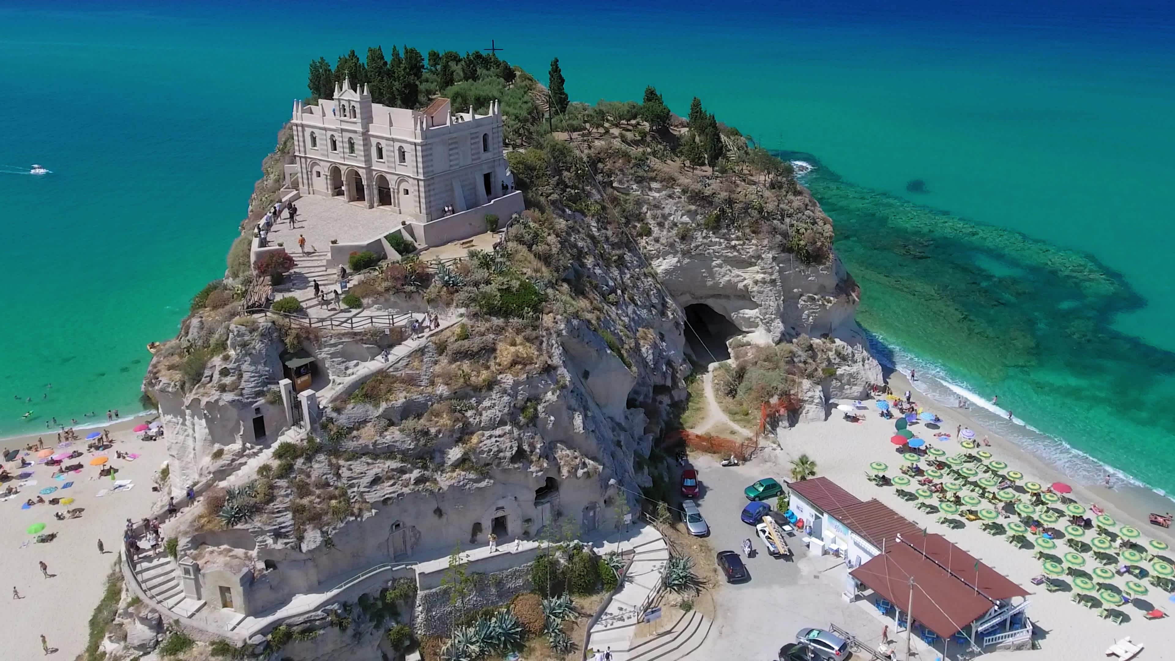 Luftaufnahme des Heiligtums und der Küste von Tropea in der Sommersaison, Kalabrien, Italien