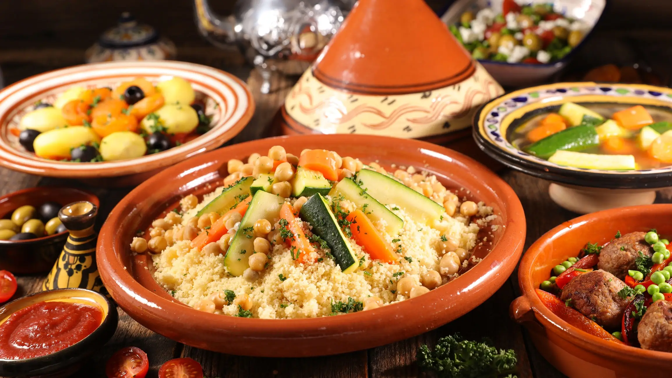 Marokko, Couscous Couscous in einer Tajine.
