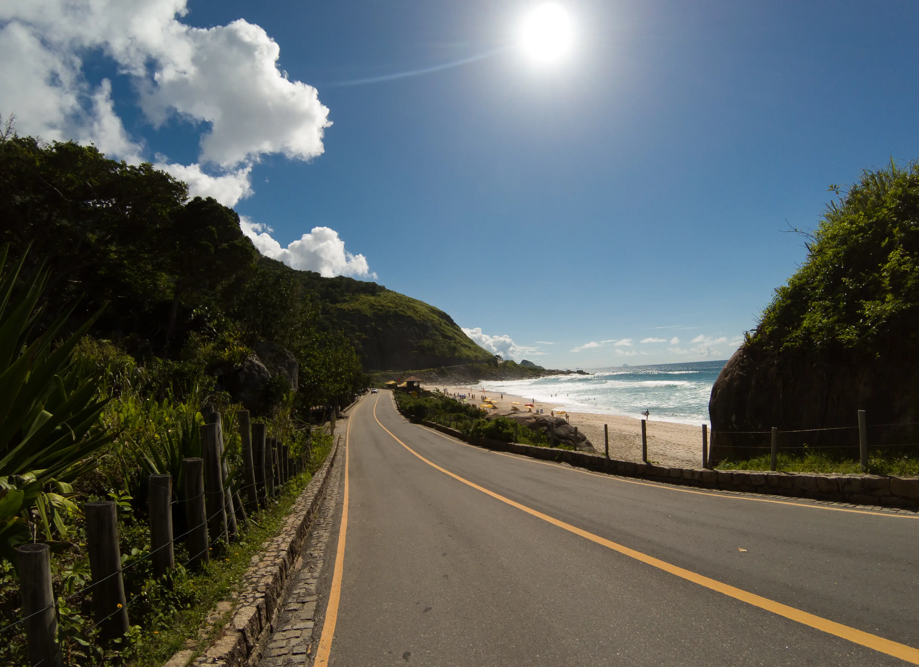 La rue et la plage par une journée ensoleillée, Brésil