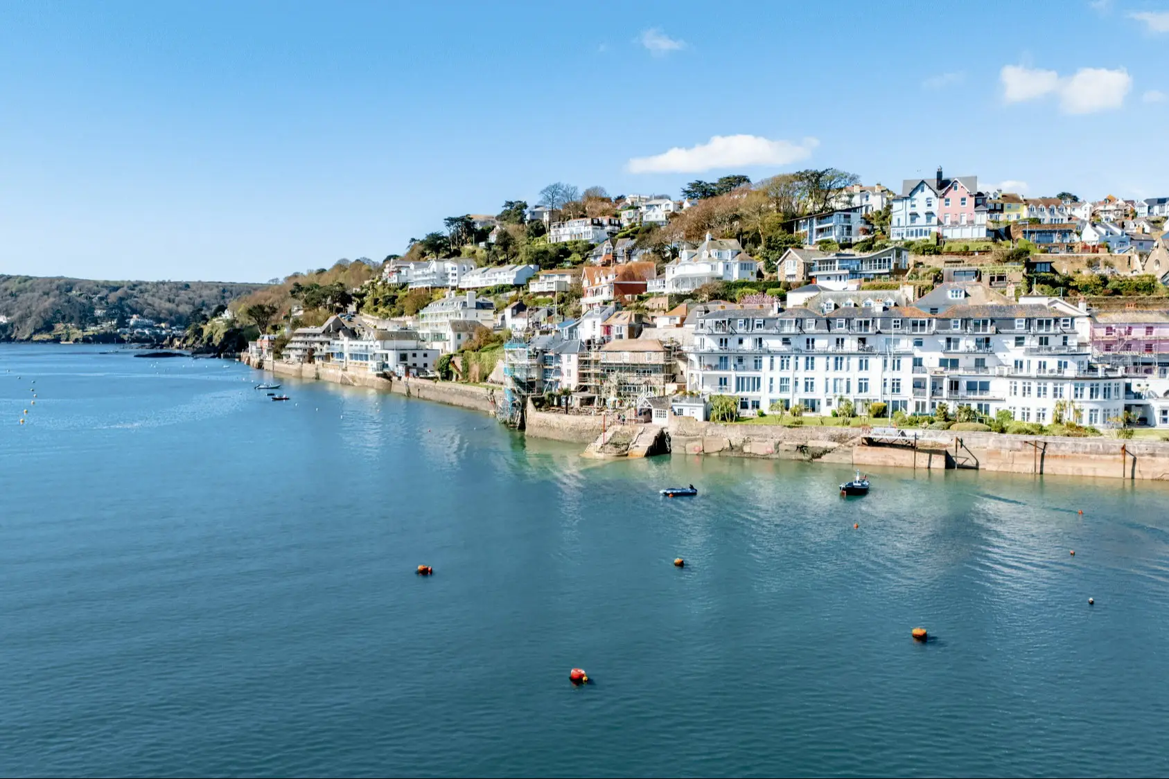 England, Devon, Salcombe Drohnenblick auf das Meer von Salcombe, Devon, England.