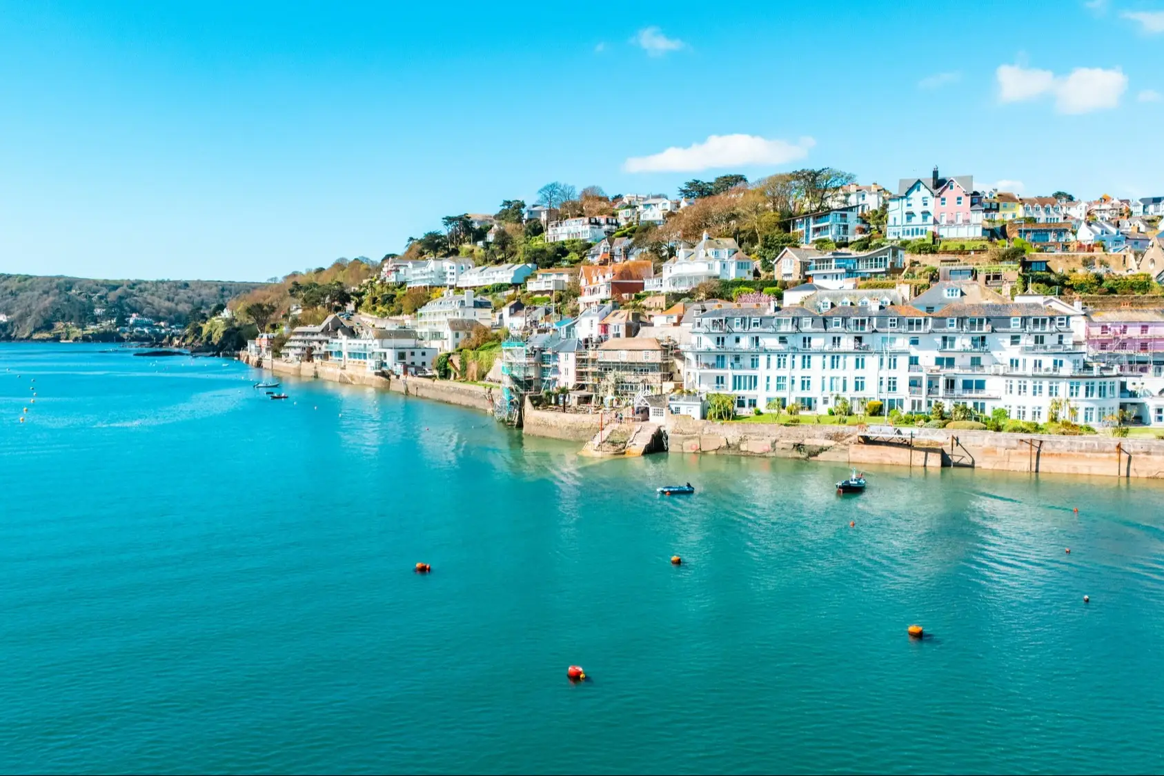 England, Devon, Salcombe Drohnenblick auf das Meer von Salcombe, Devon, England.