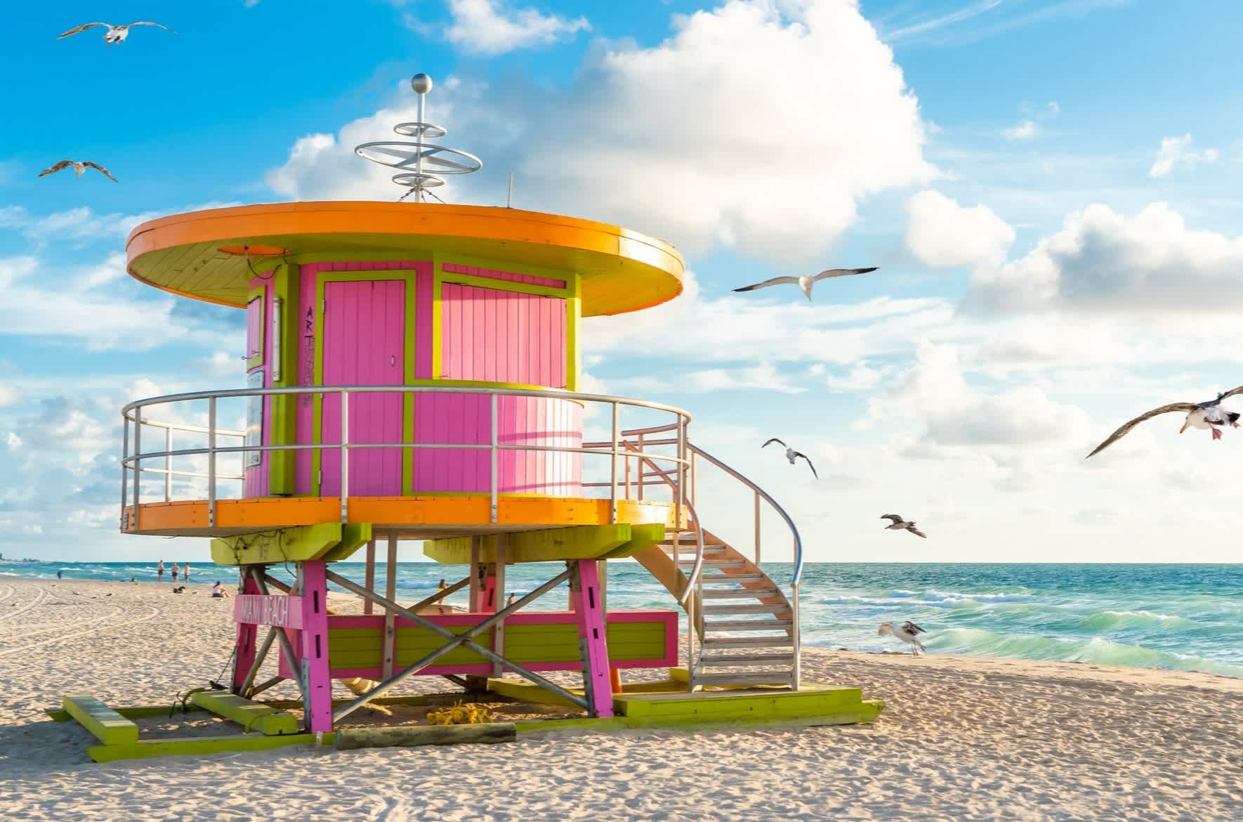 Cabane sur la plage au lever du soleil à Miami Beach avec des mouettes, Floride, États-Unis