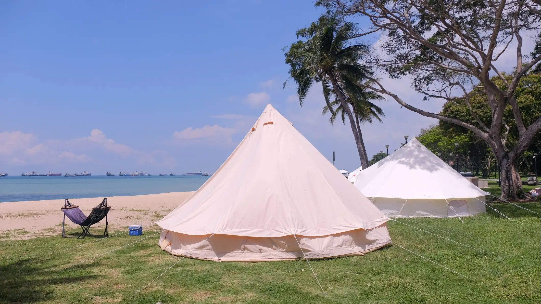 Tentes de camping le long de l'East Coast Park à Singapour.