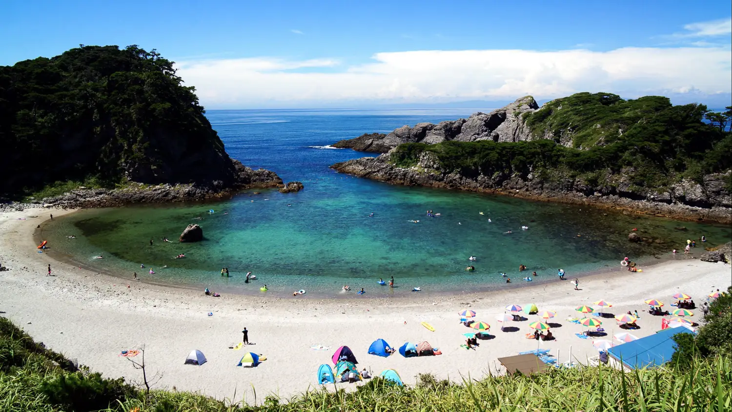Shikinejima, Niijima-mura, Japan Blick auf die kleine Bucht von Shikinejima, Niijima-mura, Japan mit türkisblauem Wasser und Felsen.