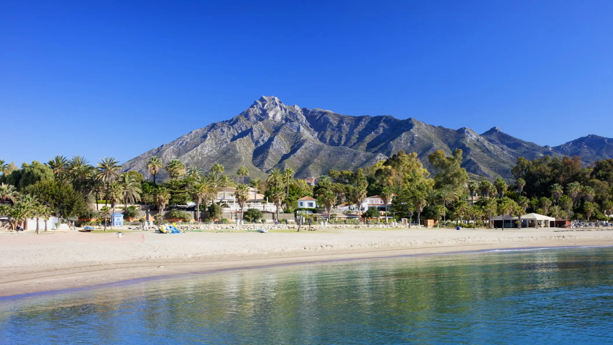 Spanien, Andalusien, Marbella Strand in Marbella an der Costa del Sol in Andalusien, Spanien