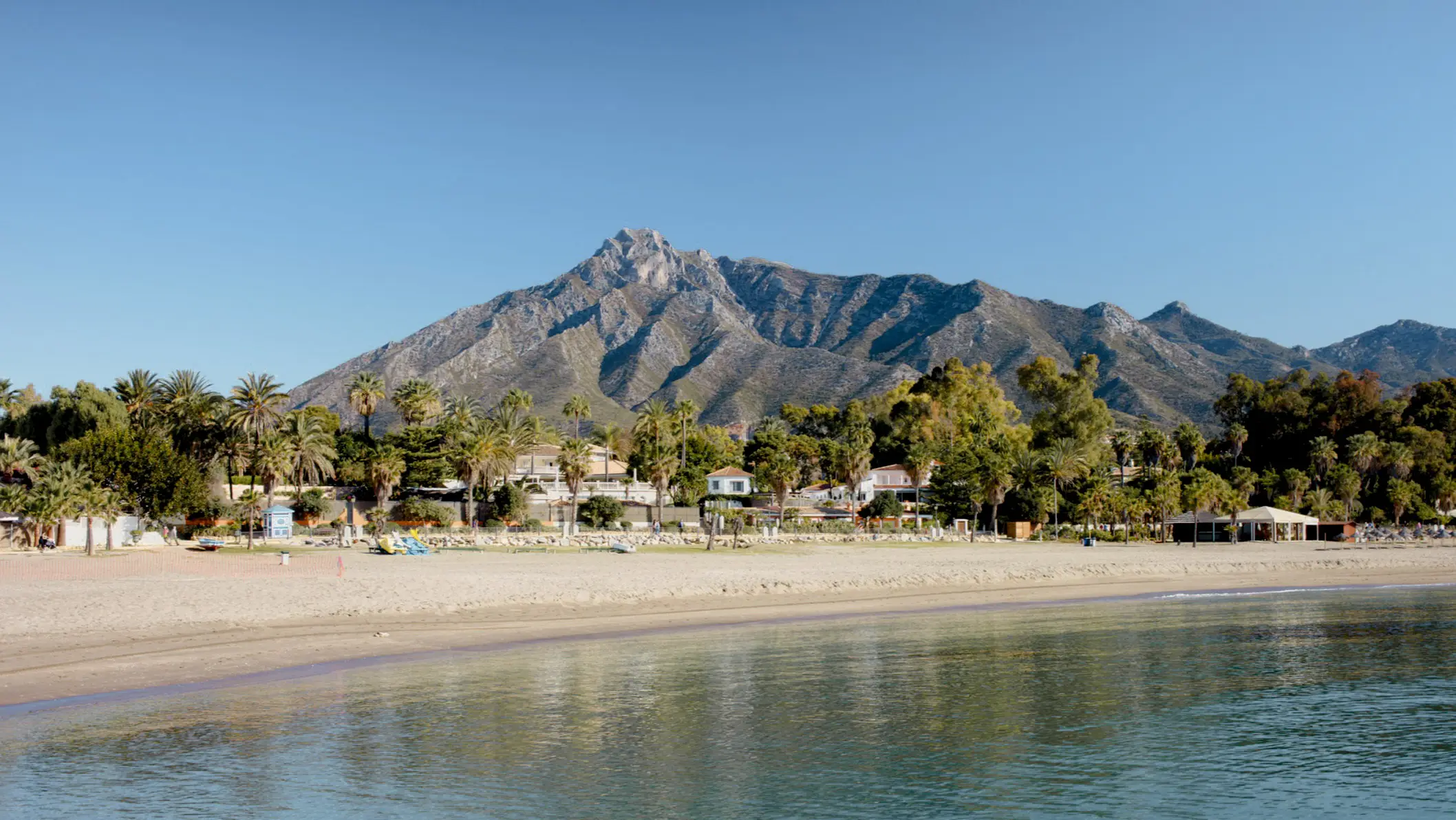 Spanien, Andalusien, Marbella Strand in Marbella an der Costa del Sol in Andalusien, Spanien