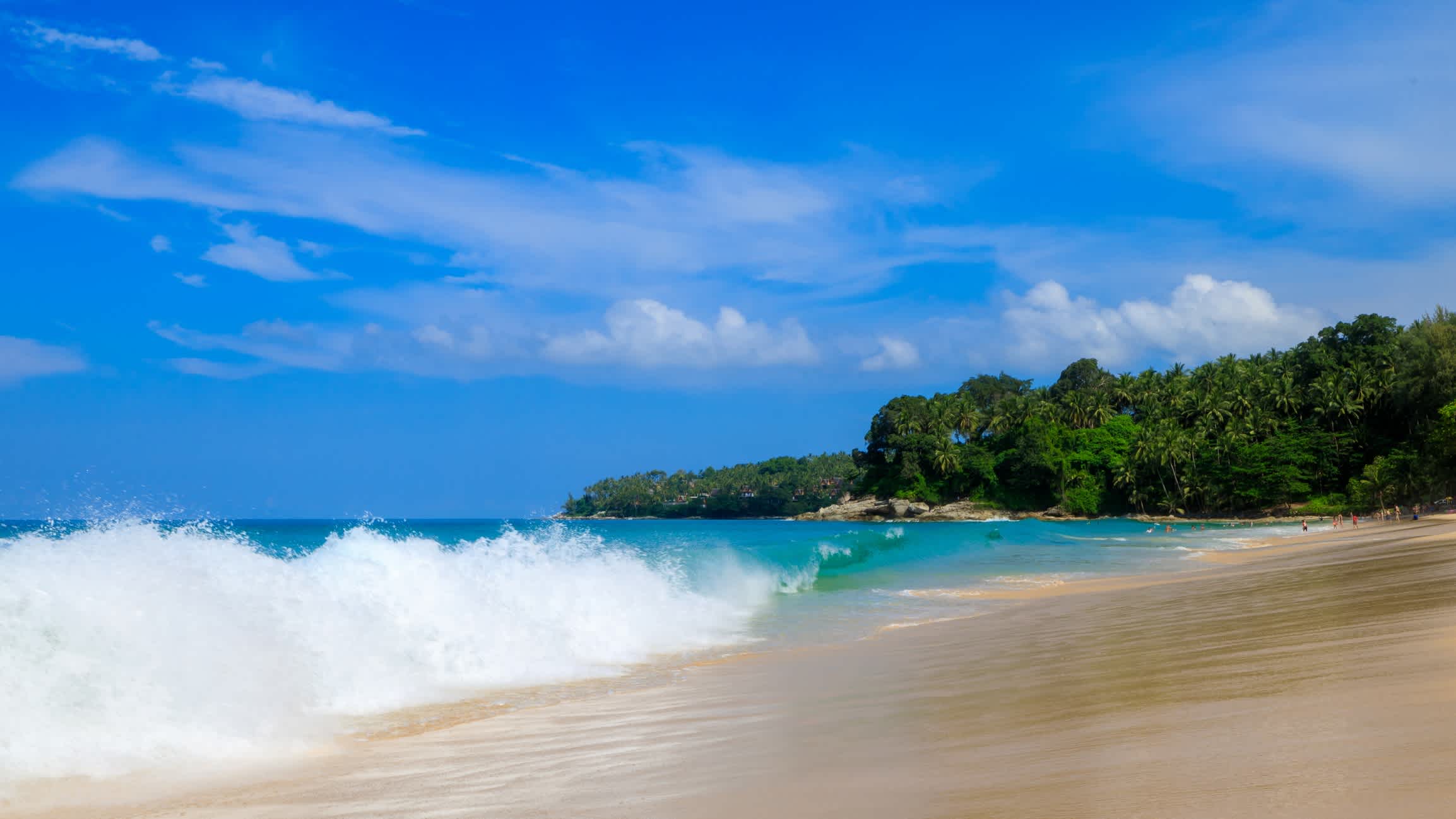 Vagues de mer sur la plage de sable et fond de ciel bleu sur la plage de Surin en Thaïlande