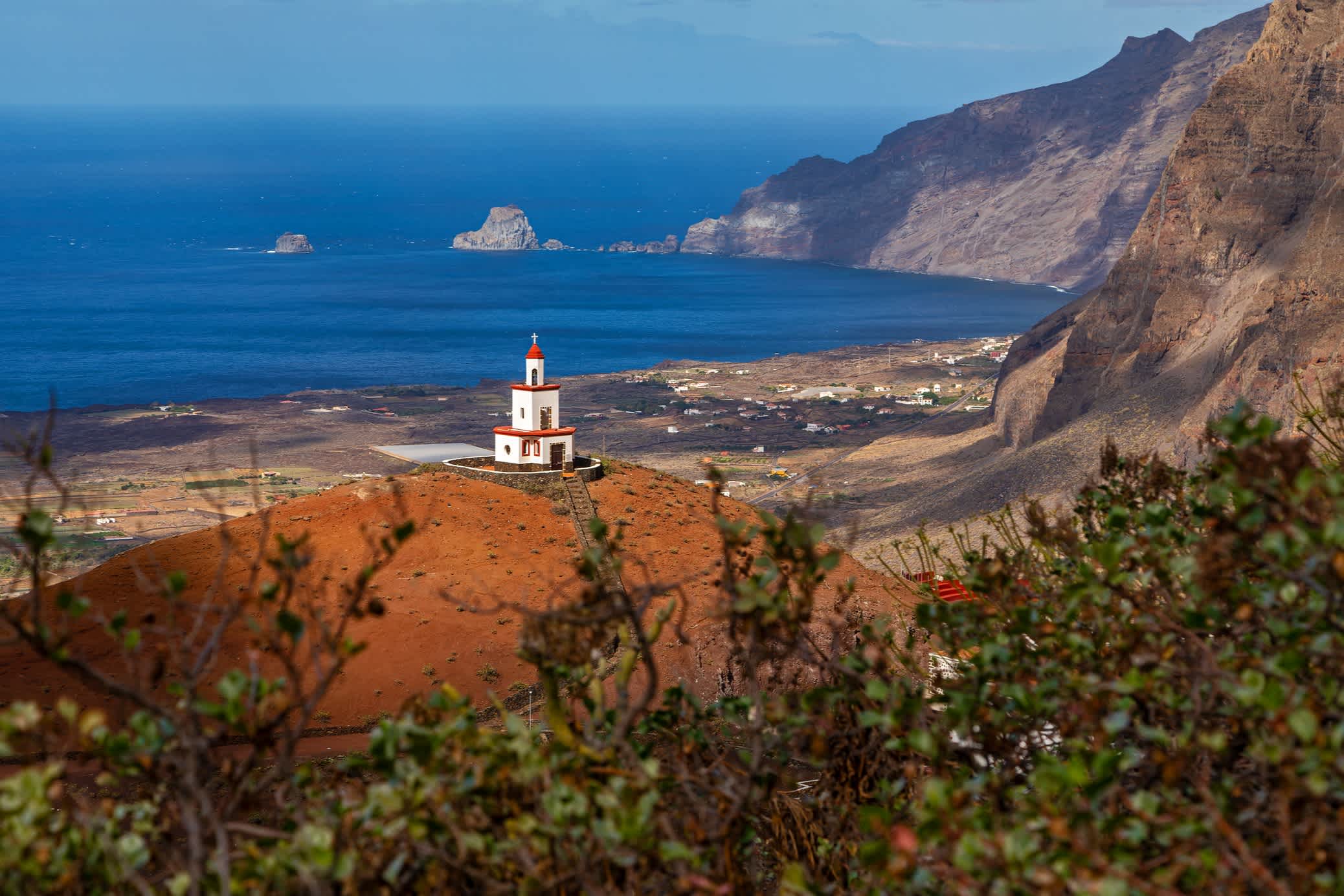 Glockenturm der Kirche La Candelaria in La Frontera, El Hierro, Kanarische Inseln, Spanien. 