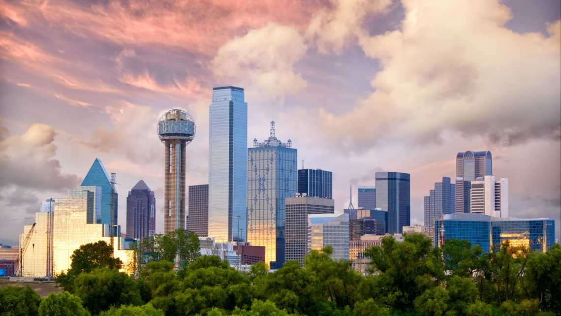 Skyline von Dallas City mit Reunion Tower bei Sonnenuntergang, Texas, USA