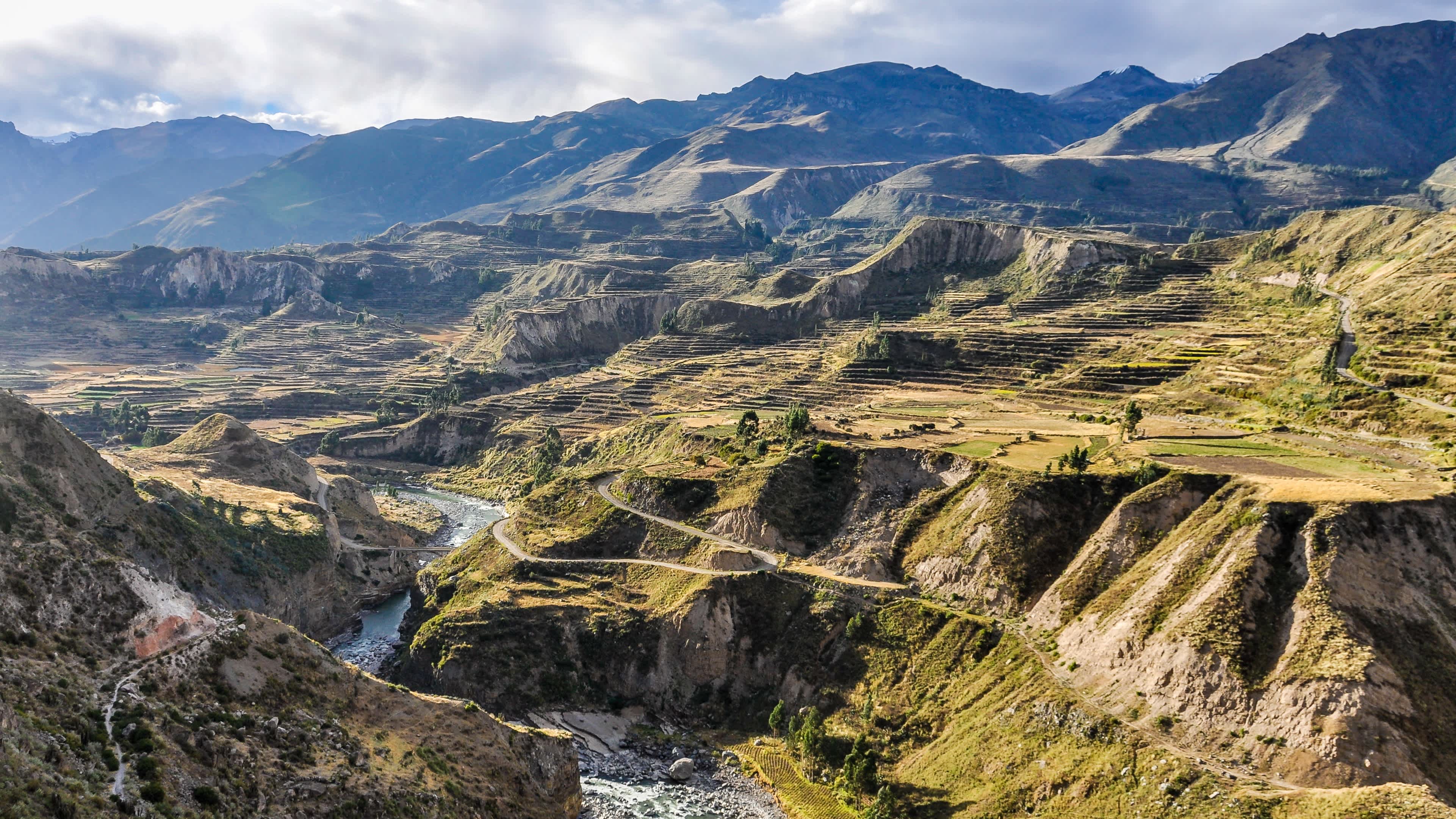 Vue panoramique de la profonde gorge de Colca, Pérou