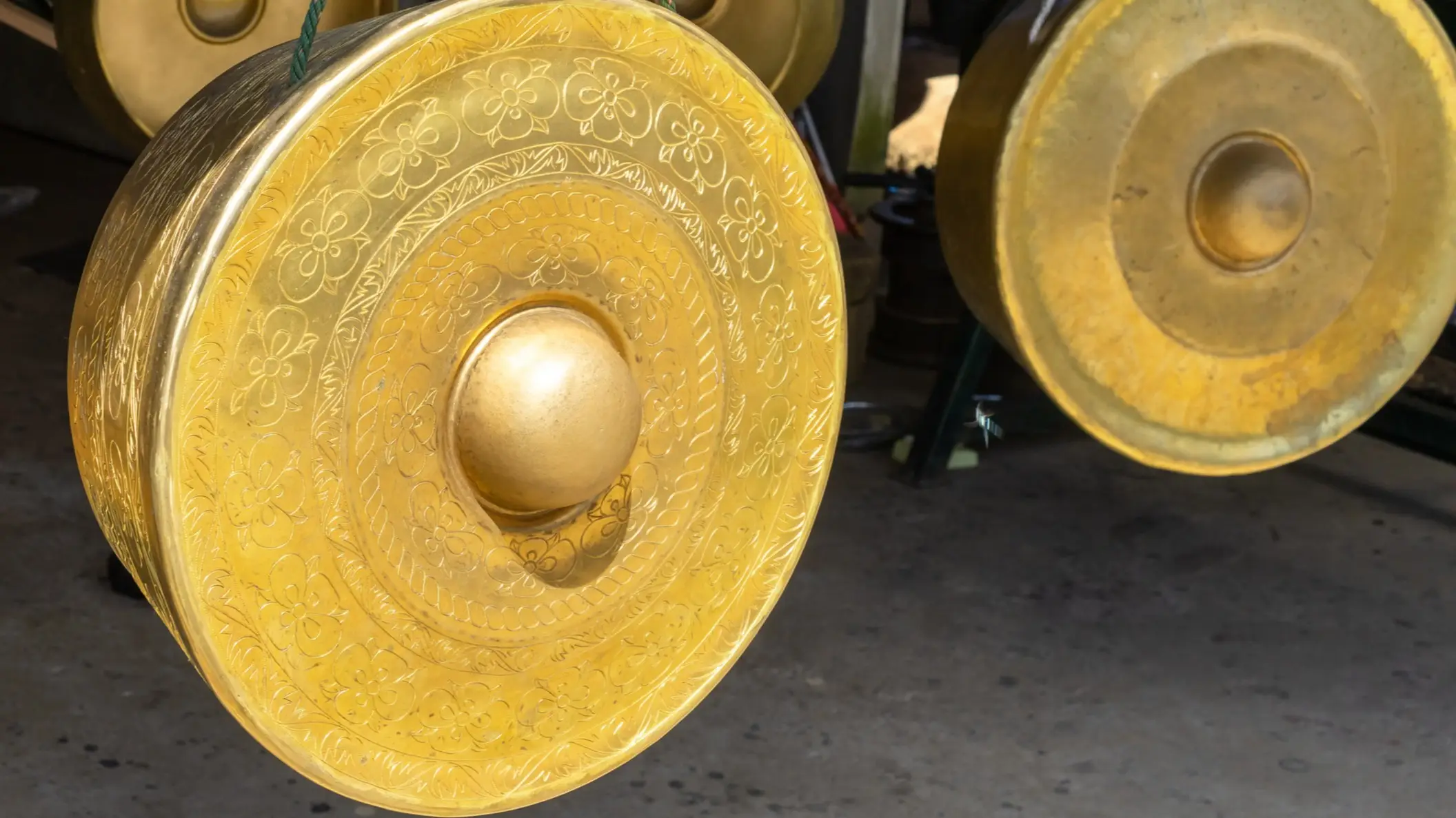 Nahaufnahme von traditionellen Gold farbigen Gong, Malaysia

