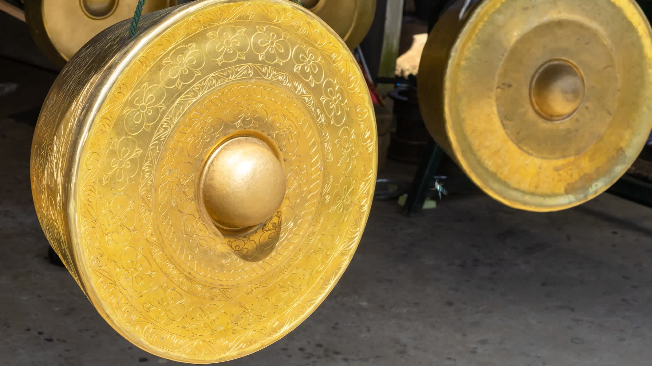 Nahaufnahme von traditionellen Gold farbigen Gong, Malaysia

