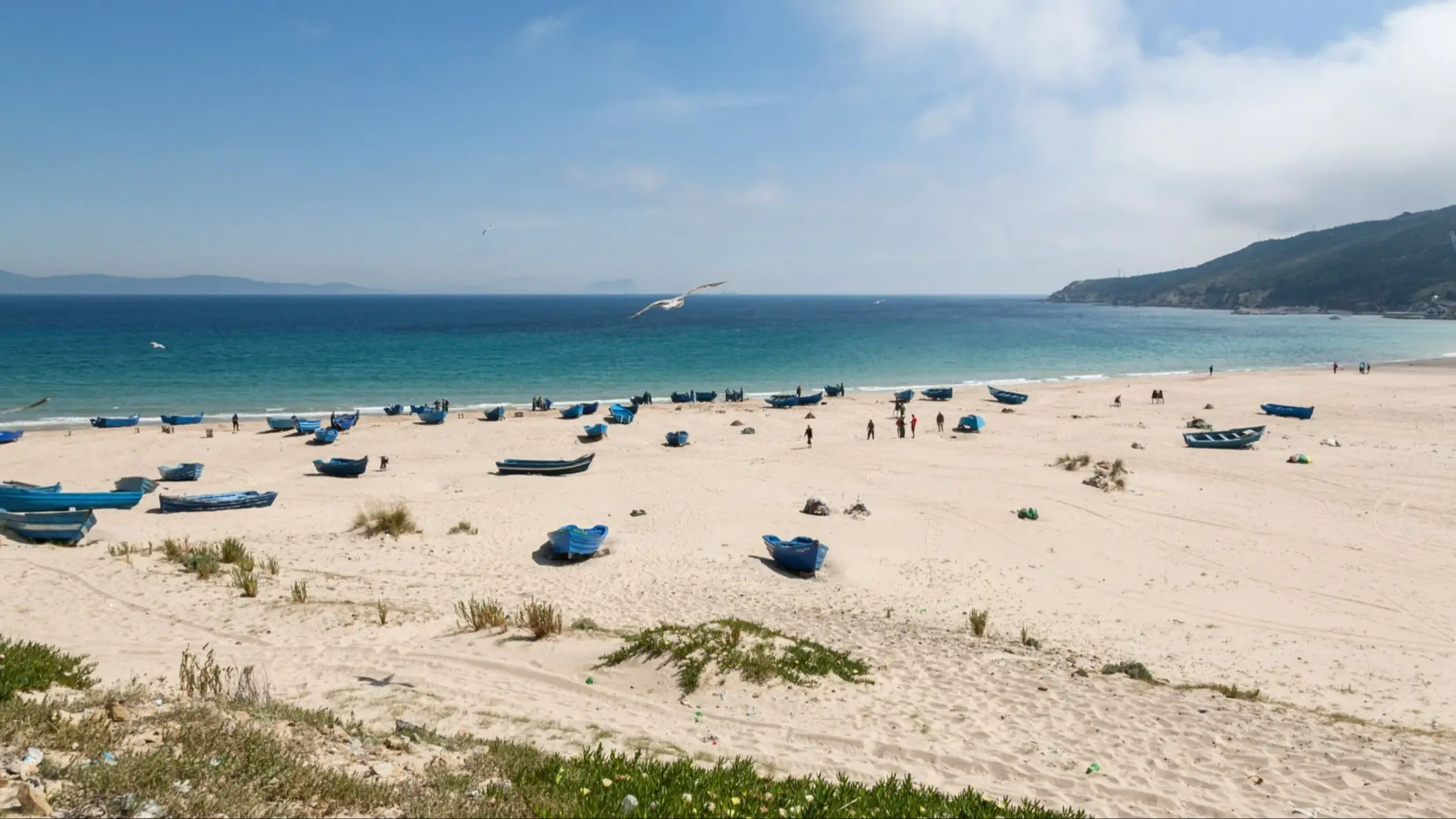 Marokko, Tanger, Tamuda Bay Der Blick auf Tamuda Bay in der Nähe von Tanger, Marokko mit Blick auf den weißen Sand sowie das Meer und Hügel im Hintergrund.