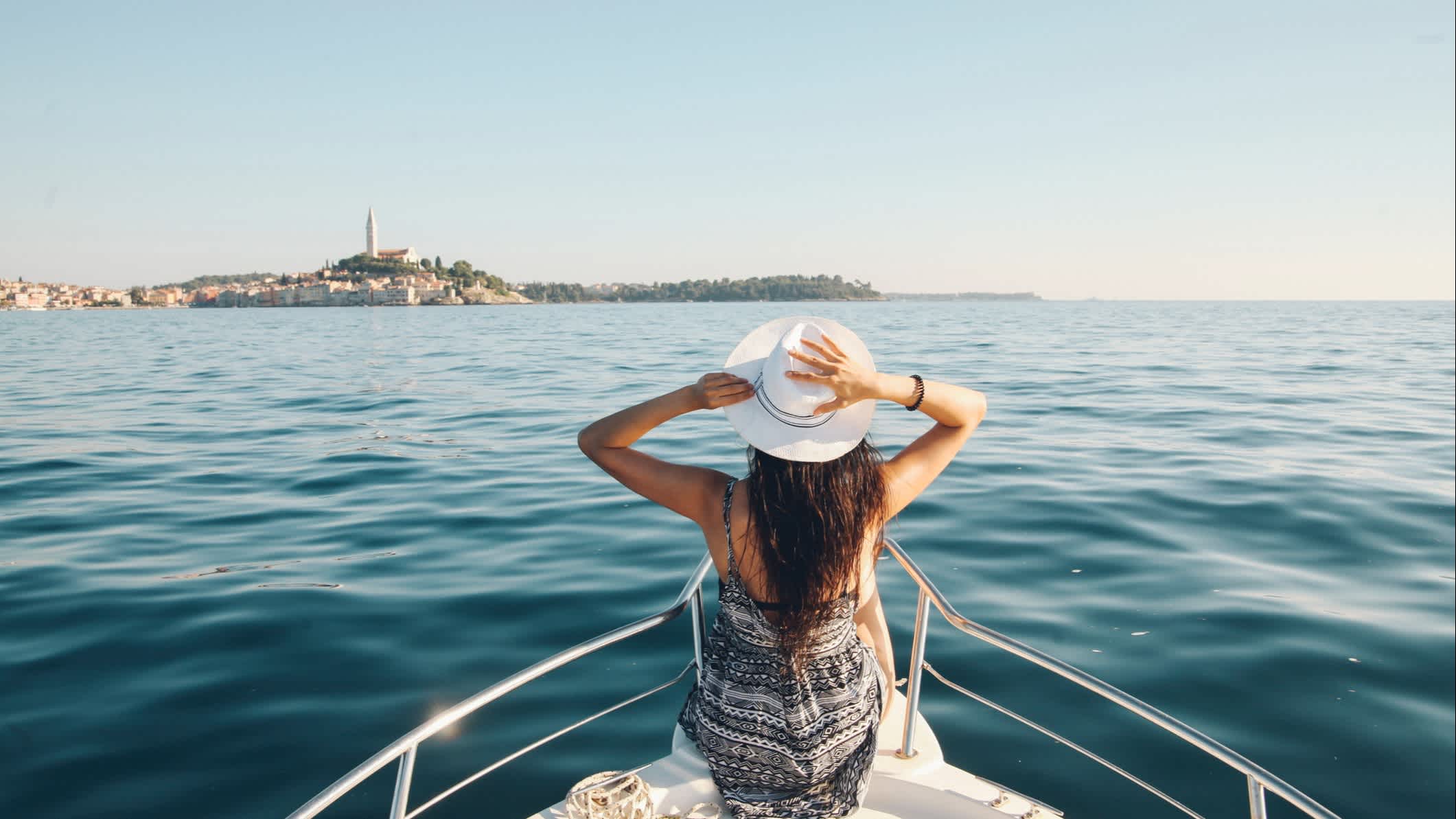 Une promenade en bateau sur la mer Adriatique avec la ville de Rovinj à l'horizon, Croatie.
