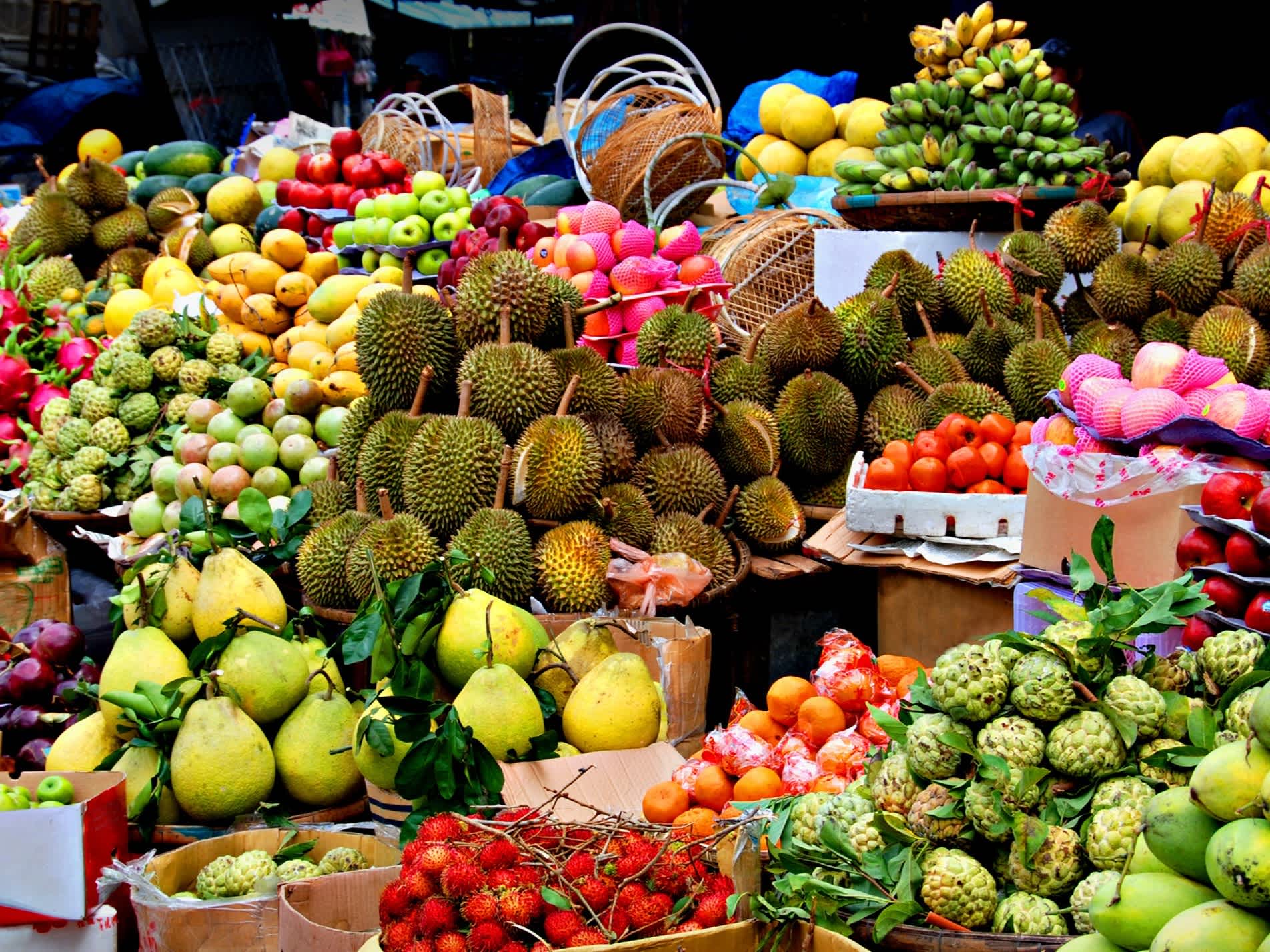 Stand de fruits coloré en Thaïlande