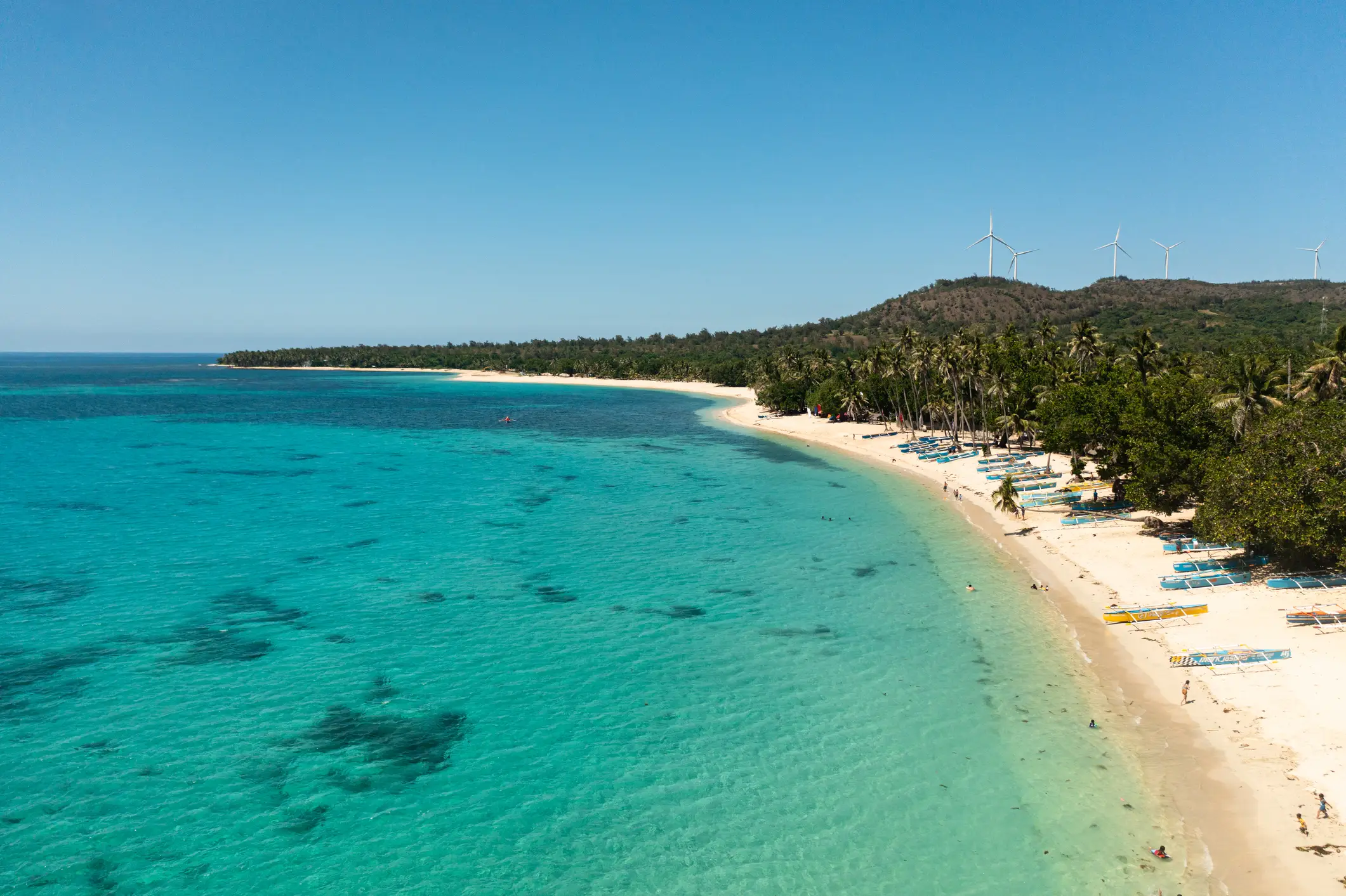 Schöner Strand, Palmen am türkisfarbenen Wasser. Blick Von Oben. Pagudpud, Ilocos Norte, Philippinen.

