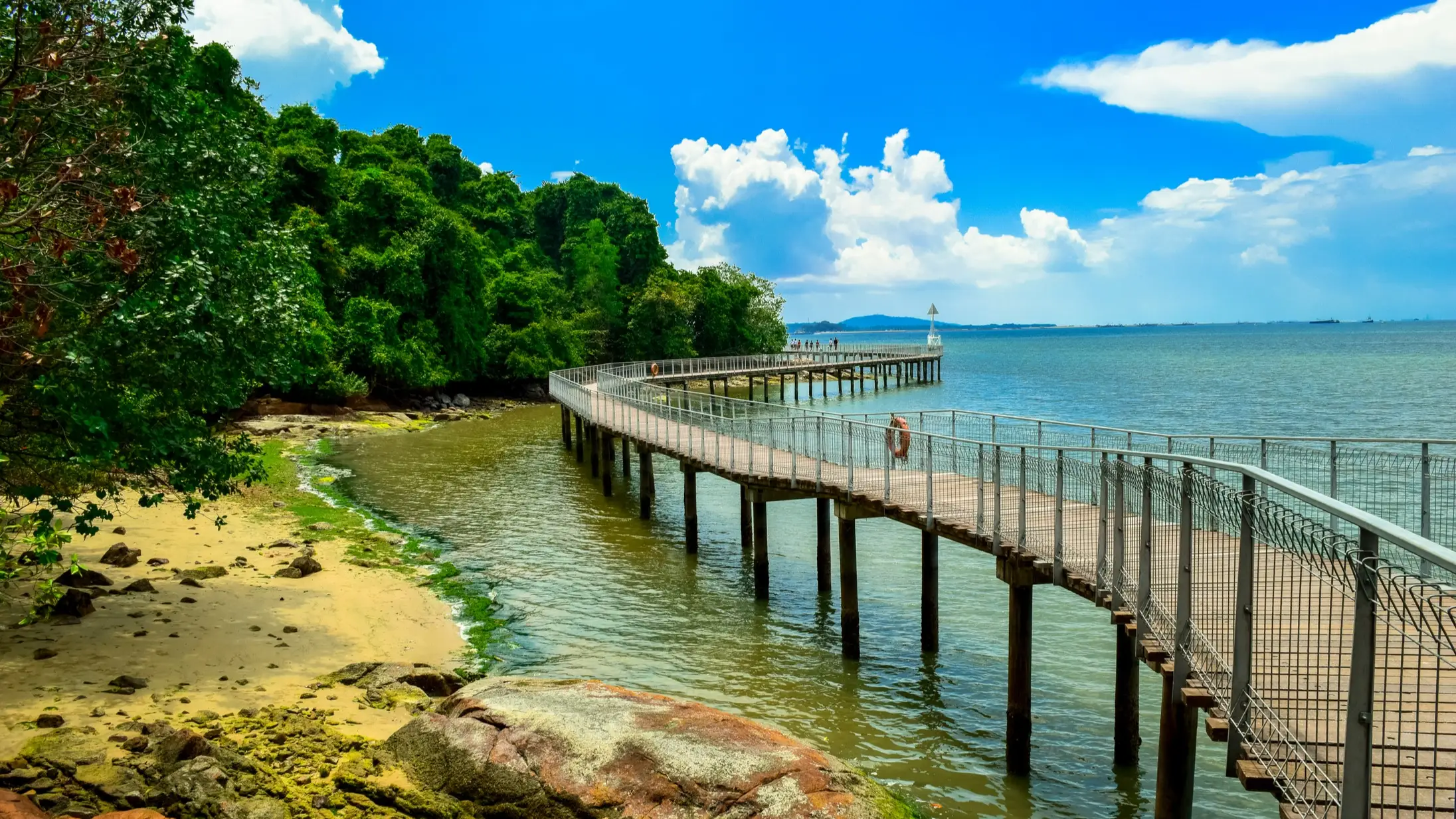 Promenade le long de l'île de Pulau Ubin, Singapour.
