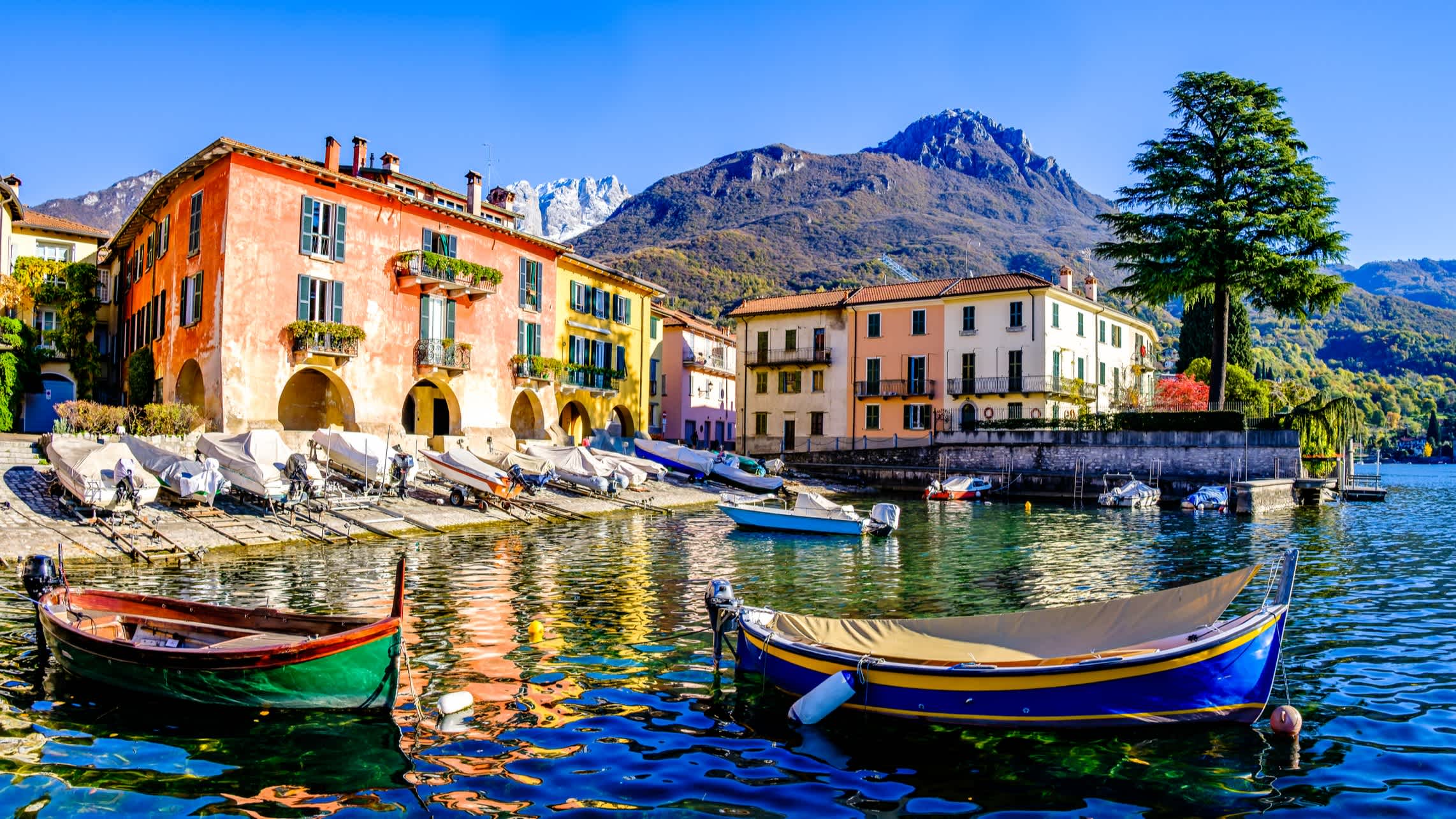 Vue sur la vieille ville et le port de Mandello del Lario, lac de Côme, en Italie.