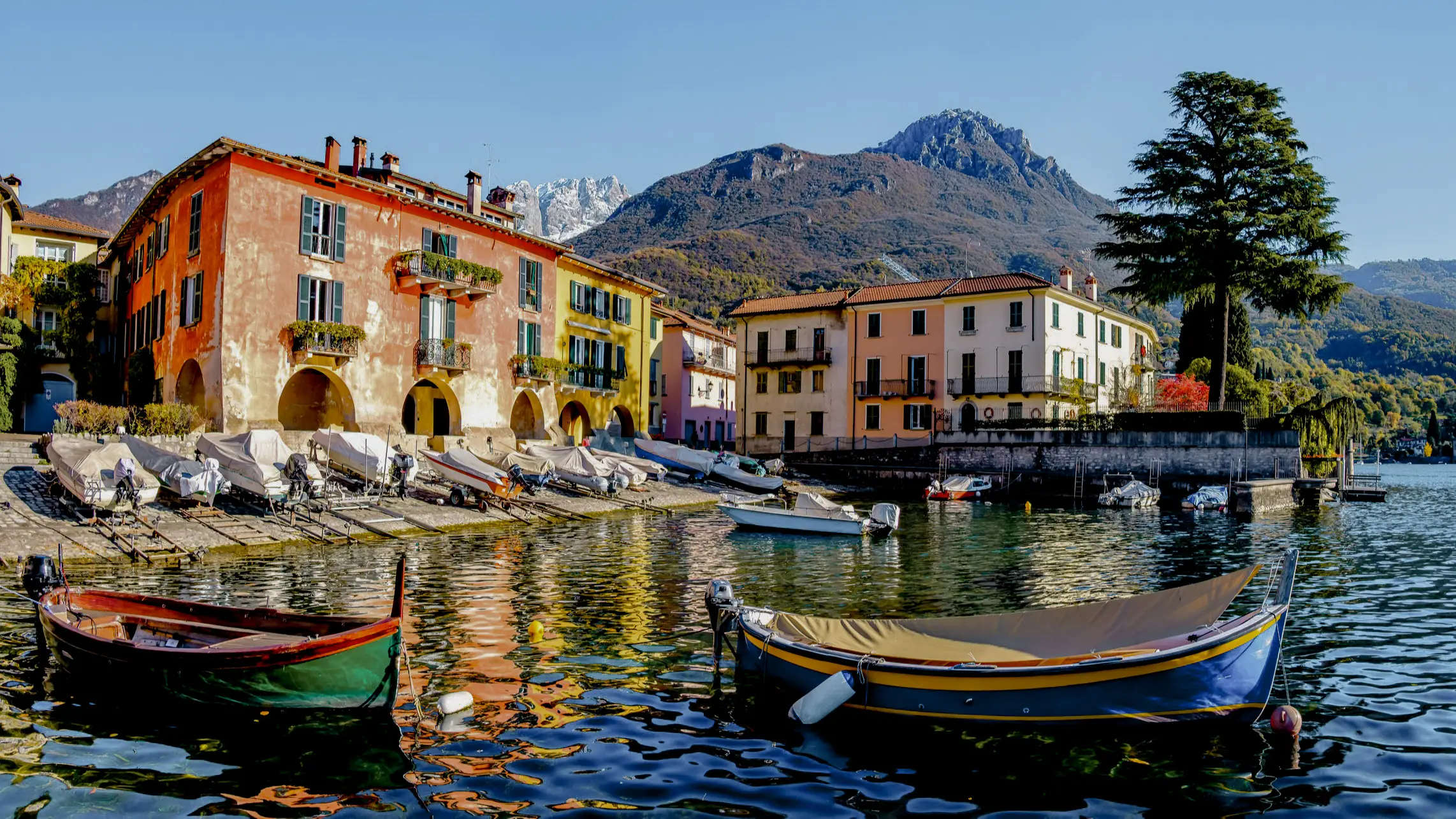 Vue sur la vieille ville et le port de Mandello del Lario, lac de Côme, en Italie.