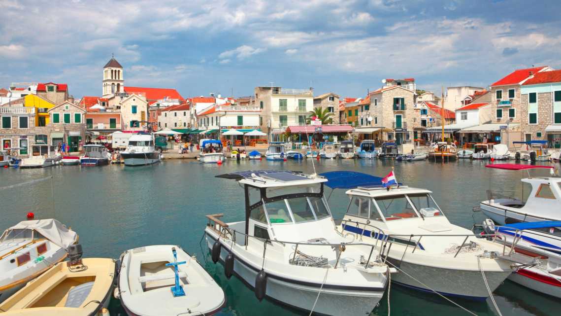 Blick auf das Stadtzentrum von Vodice mit dem Hafen in Kroatien