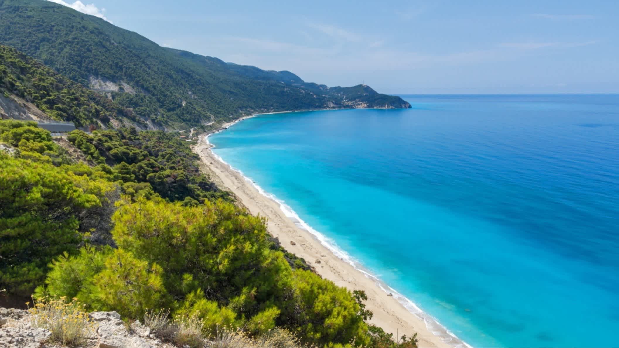 Panoramablick von einem Viewpoint aus auf Vrachos Strand, Lefkada, Griechenland.