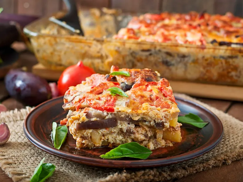 Plat grec traditionnel Moussaka - plat à base d'aubergines, de viande hachée et de béchamel.