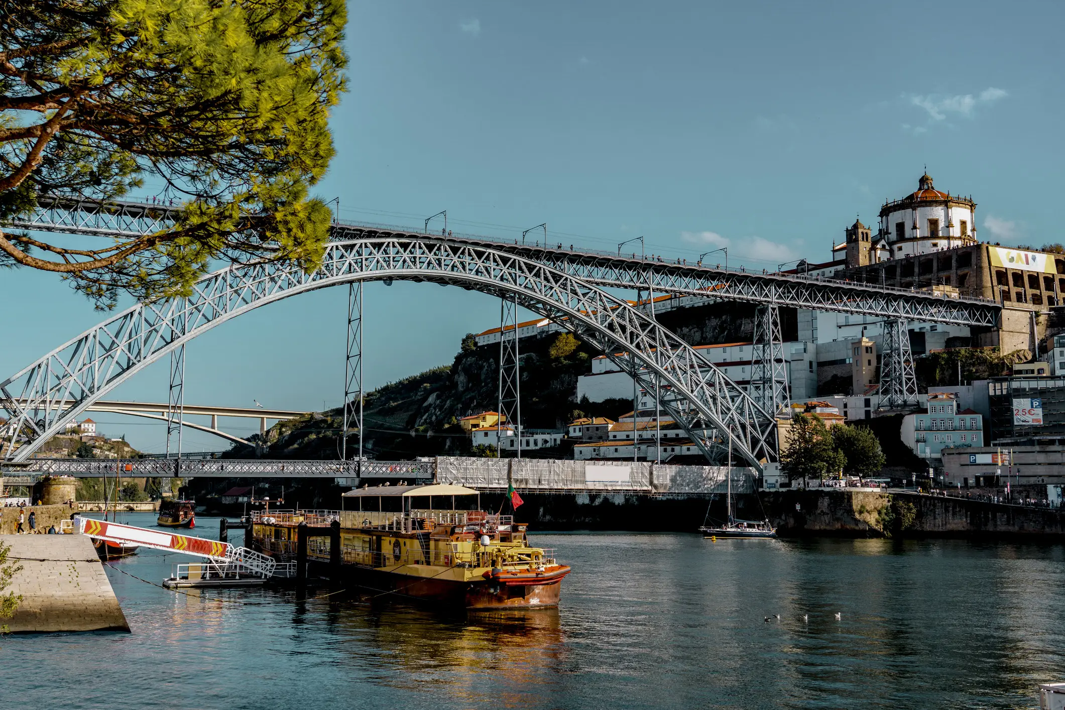 Portugal, Porto Blick auf die Altstadt von Porto mit einem Touristikschiff im Vordergrund, Portugal.