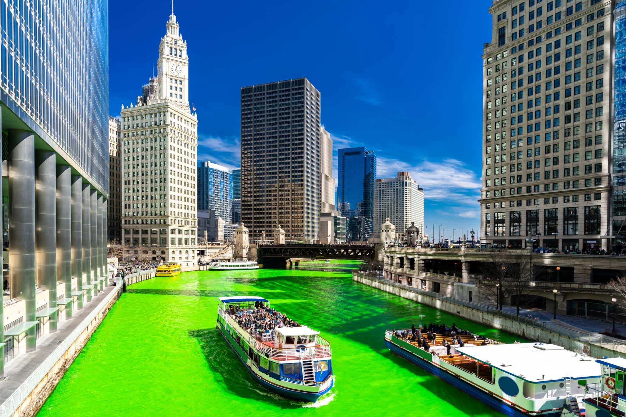 Le fleuve Chicago coloré en vert vif pour la Saint-Patrick