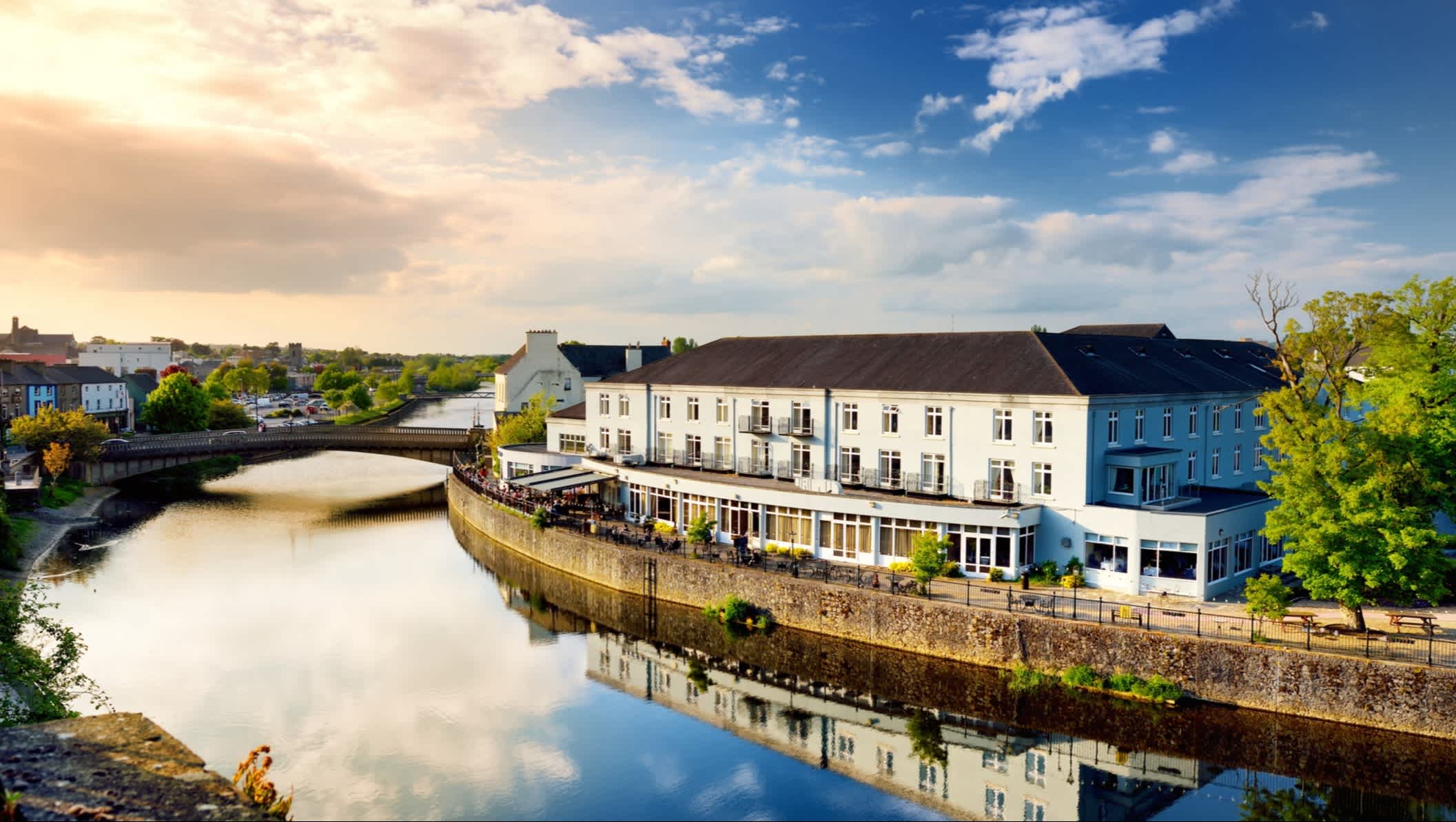 Atemberaubende Aussicht am Ufer des Fluss Nore in Kilkenny, einer der schönsten Stadt in Irland