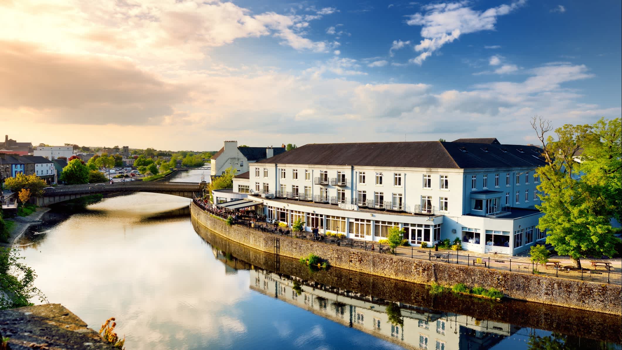 Atemberaubende Aussicht am Ufer des Fluss Nore in Kilkenny, einer der schönsten Stadt in Irland