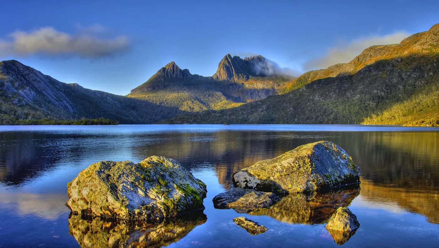 Tasmanie, Australie Photo d'un lac avec une montagne en arrière-plan