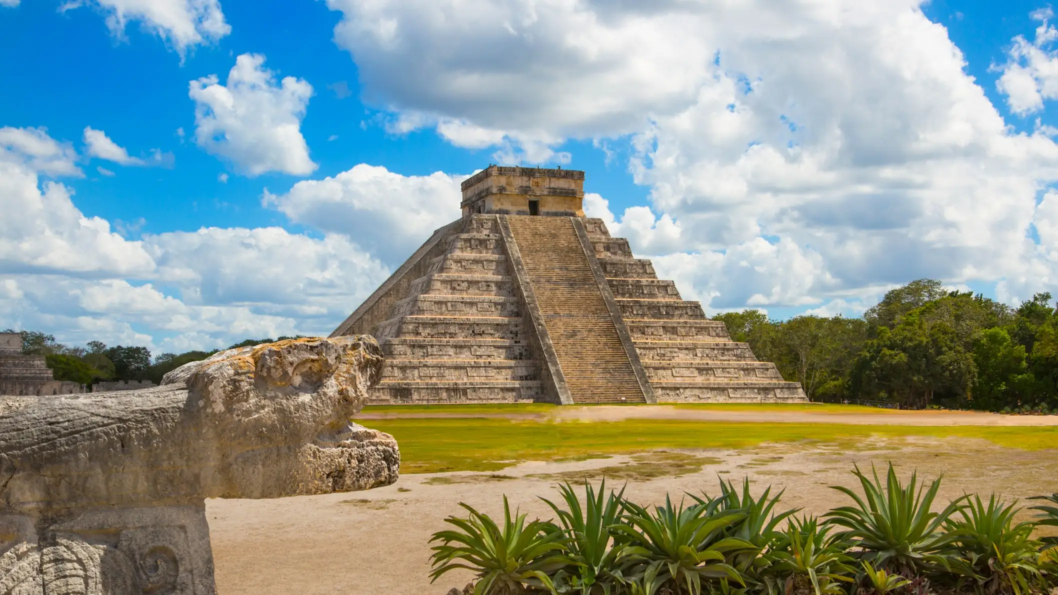 Majestueuses ruines mayas de Chichen Itza, entourées de végétation tropicale