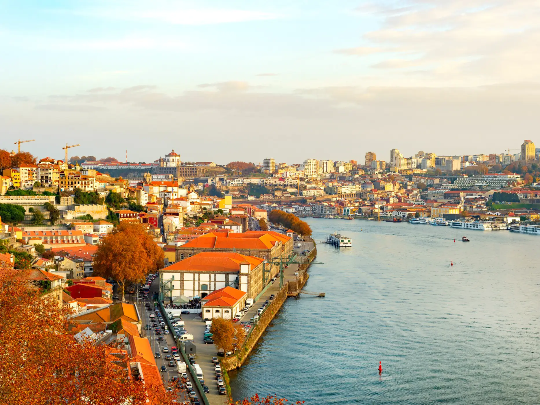 Portugal, Porto Blick auf Porto mit dem Douro-Fluss und herbstlicher Atmosphäre. Portugal, Porto