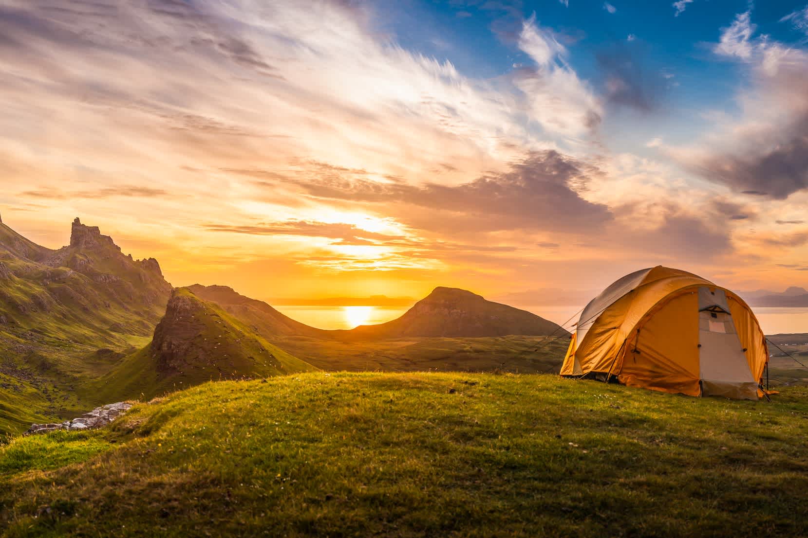 Zelt in den Highlands mit Blick aufs Meer