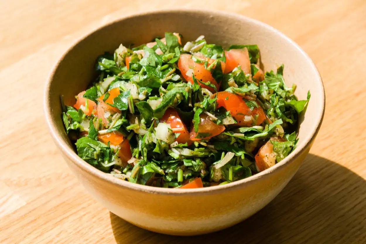 Sri Lanka, Gotu Kola Salat Gotu Kola Salat nach srilankischer Art mit Tomaten