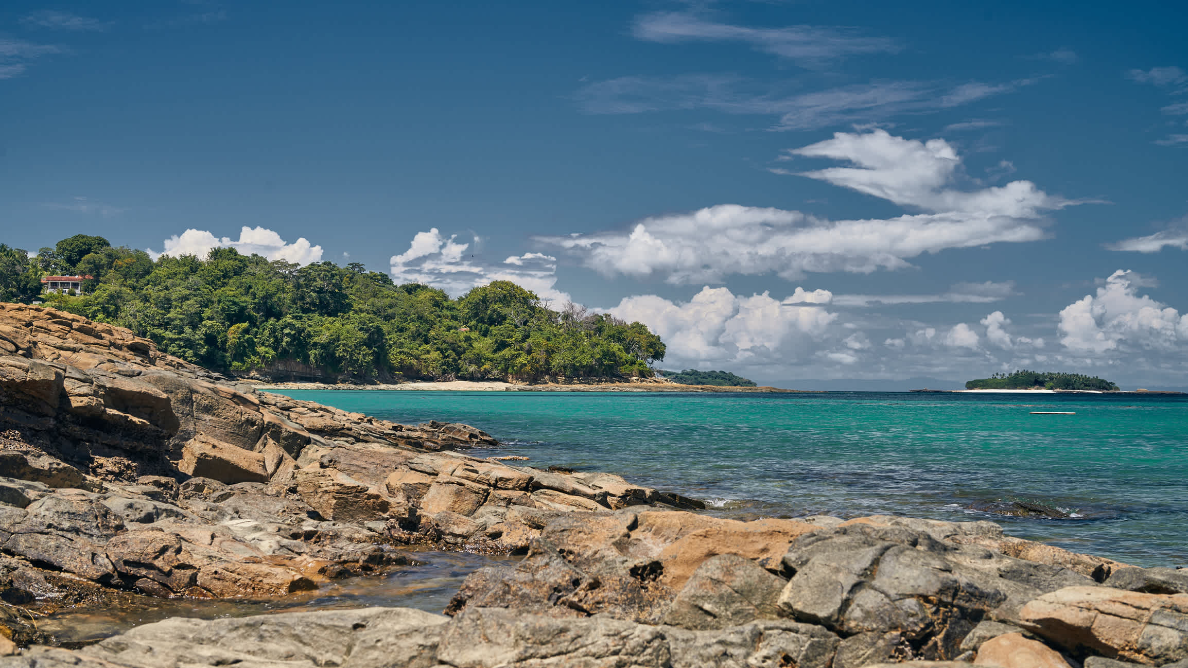 Die Felsen auf Playa Larga, Isla Contadora, Panama. 

