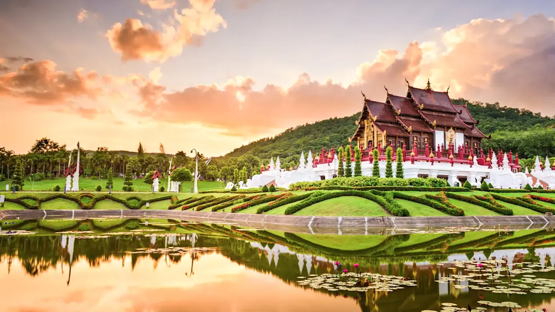 Traditioneller Pavillon mit Gärten und Teich im Sonnenuntergang, Chiang Mai, Nordthailand, Thailand.