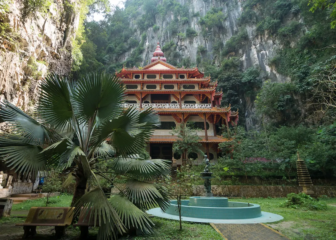 Chinesisch-buddhistischer Tempel in der Nähe von Ipoh, der in einen Berg gebaut ist