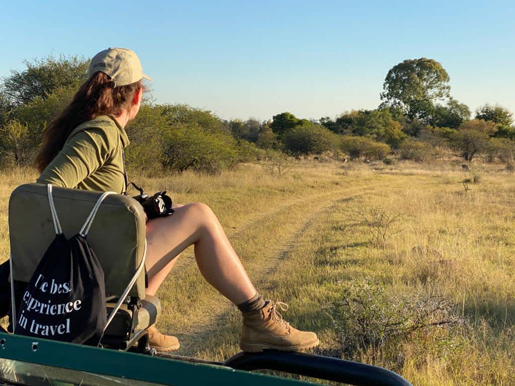 Marlene Gube auf Safari auf der Motorhaube eines Jeeps