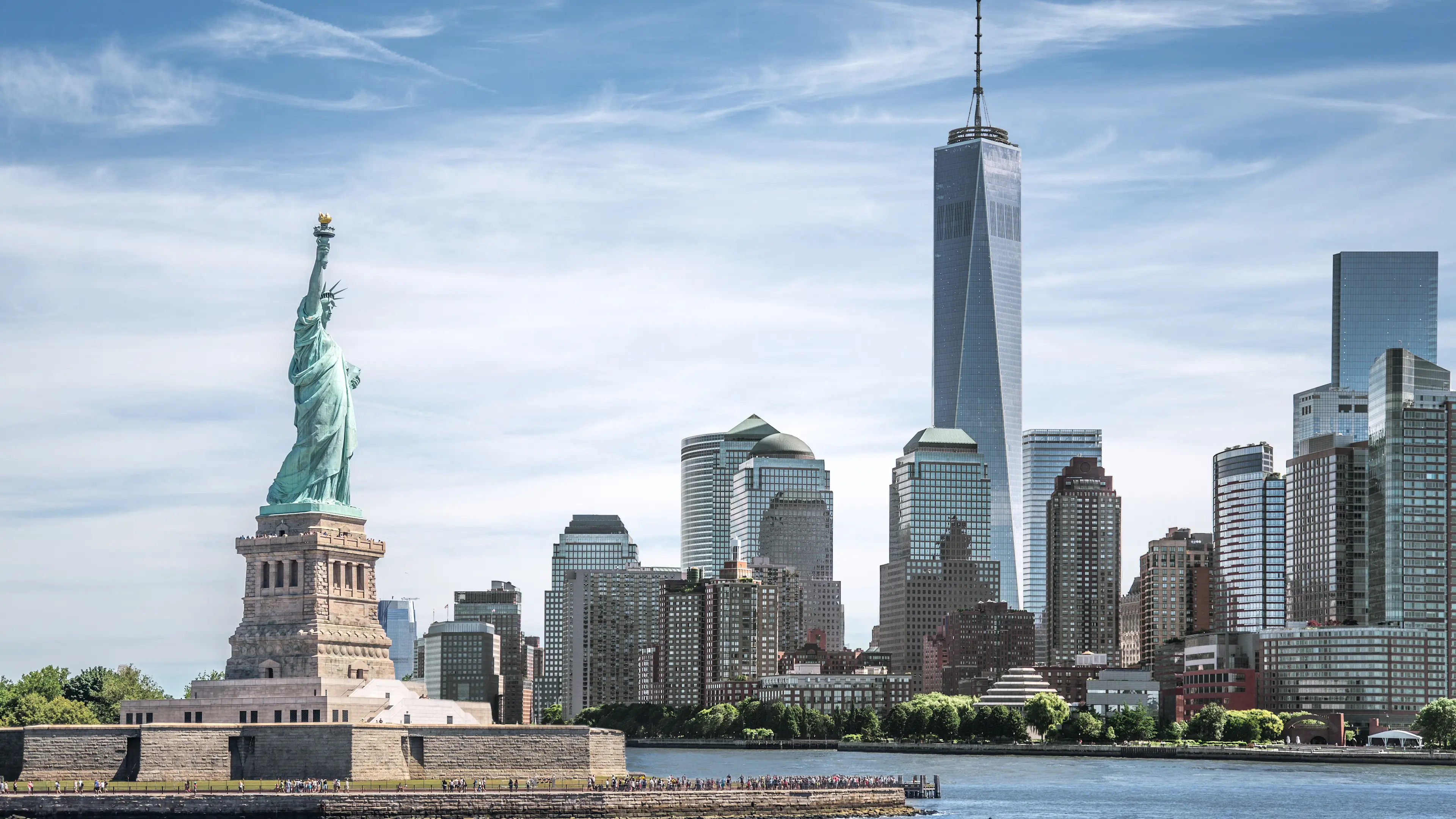 La statue de la Liberté avec, en arrière-plan, le One World Trade Center, emblème de New York, États-Unis