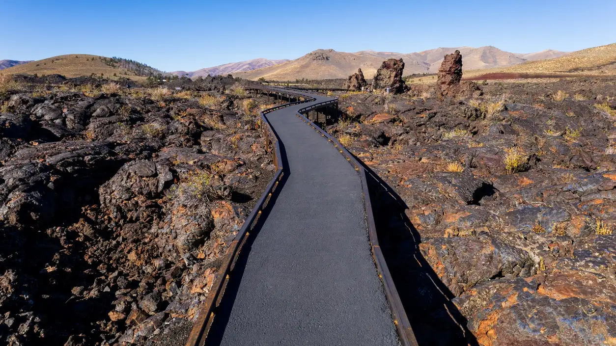 Sentier pavé sinueux qui traverse le champ de lave du Craters of the Moon National Monument