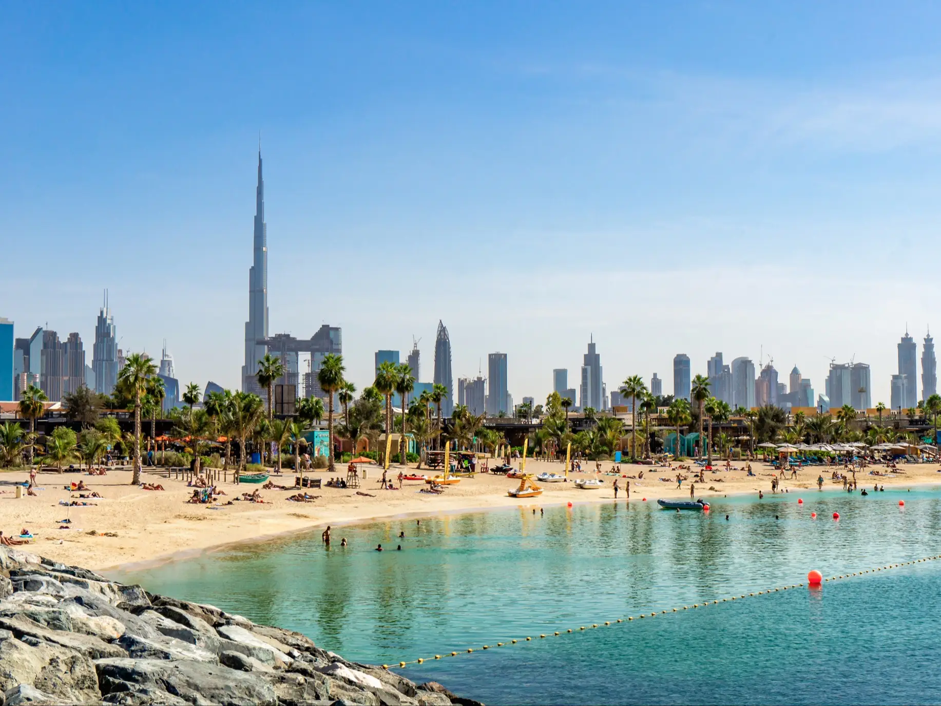 Dubai, EAU Vue sur la plage de Dubaï, avec en arrière-plan les gratte-ciel et la plus haute tour du monde, le Burj Khalifa, aux Émirats arabes unis.
