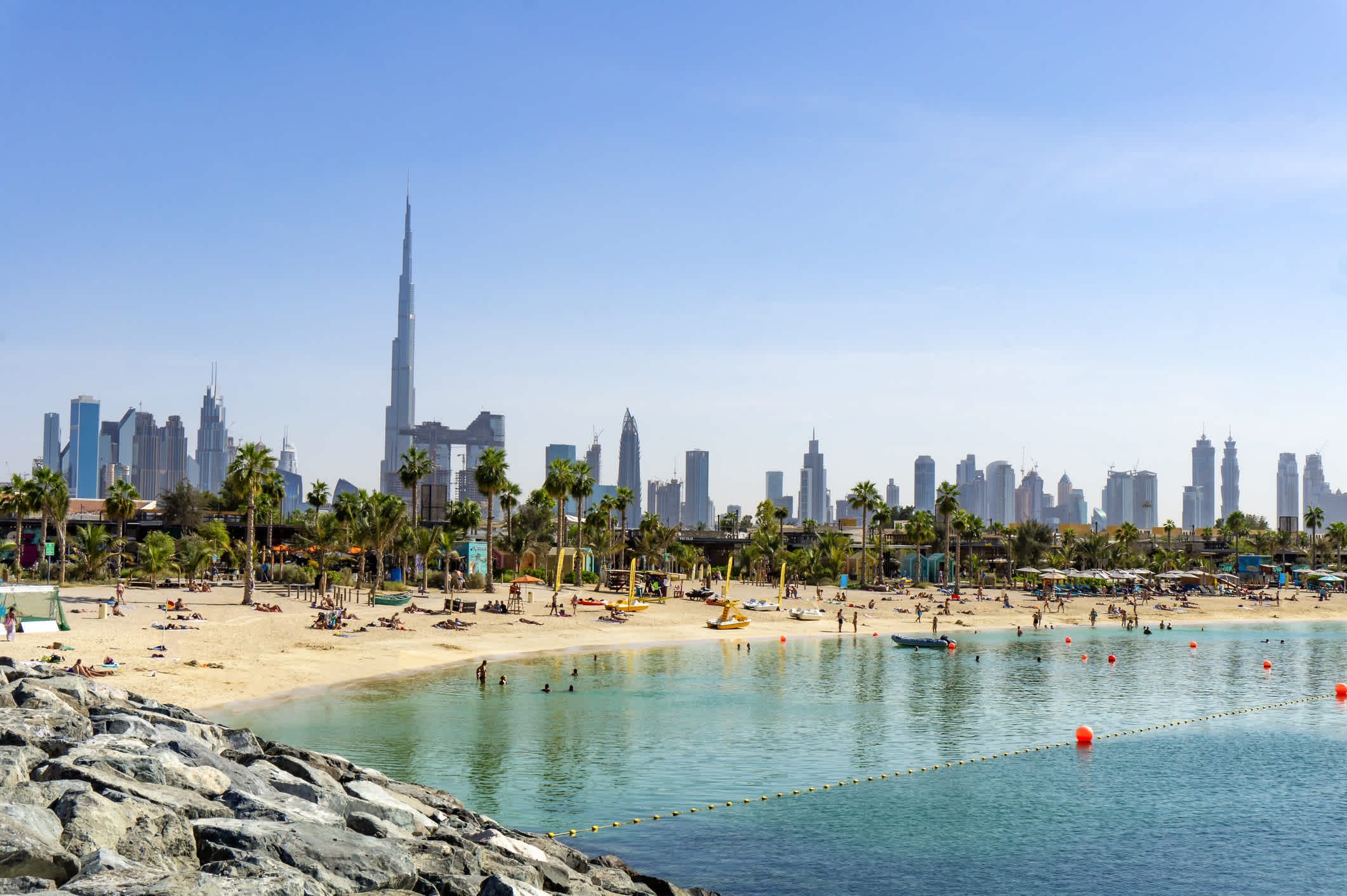Blick auf den Strand in Dubai mit Wolkenkratzer im Hintergrund, VAE.