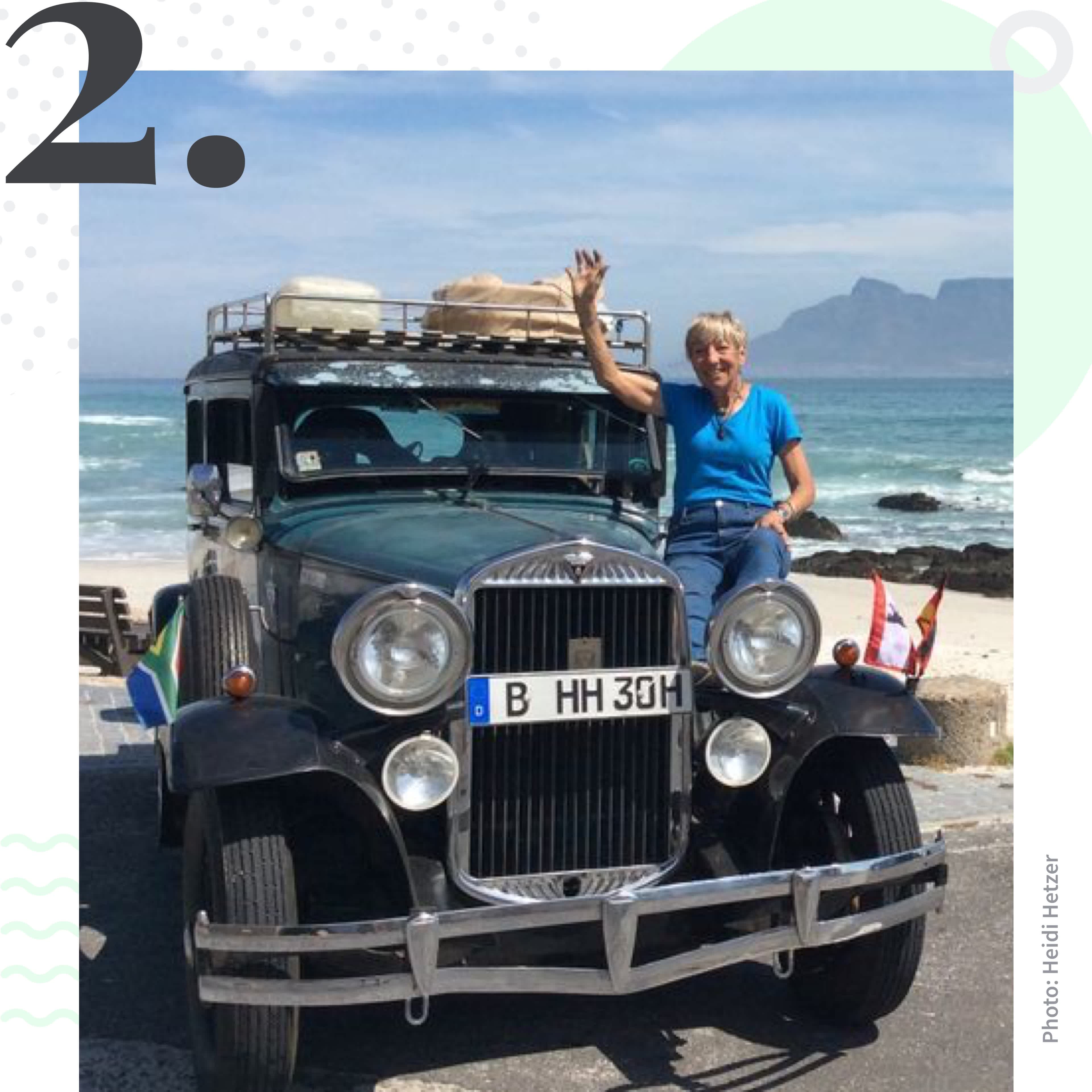 Heidi Hetzer - a fait un tour du monde en voiture de collection et occupe la 2ème place dans le classement Tourlane des femmes voyageuses les plus inspirantes. 
