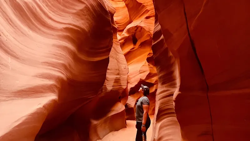 Antelope Canyon, Line Desmazures Line Desmazures dans le canyon Antelope, entre les formations rocheuses