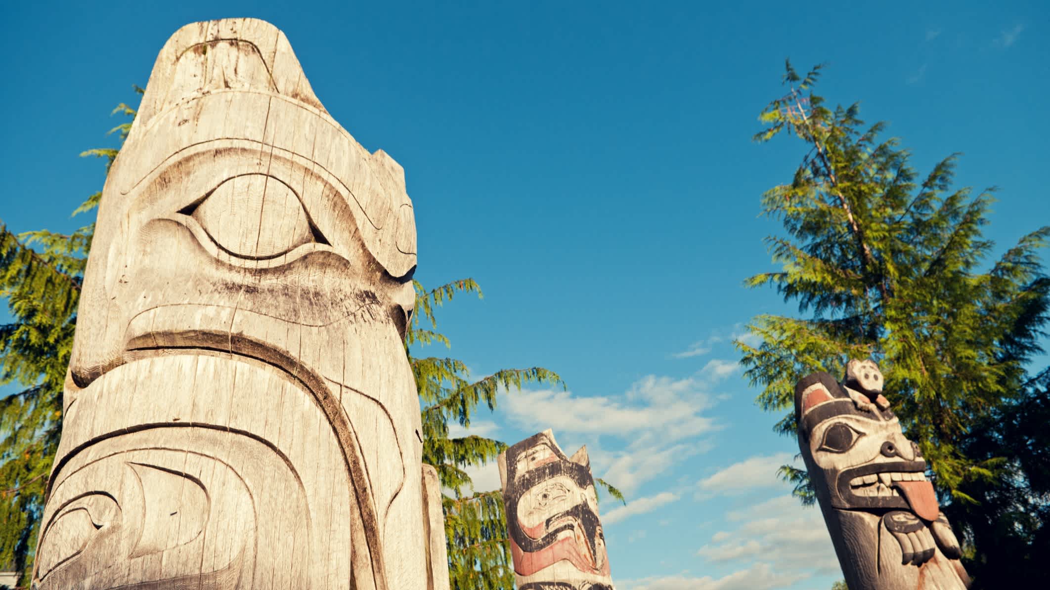 Totems dans le Totem Bight State Historic Park à Ketchikan, Alaska, États-Unis